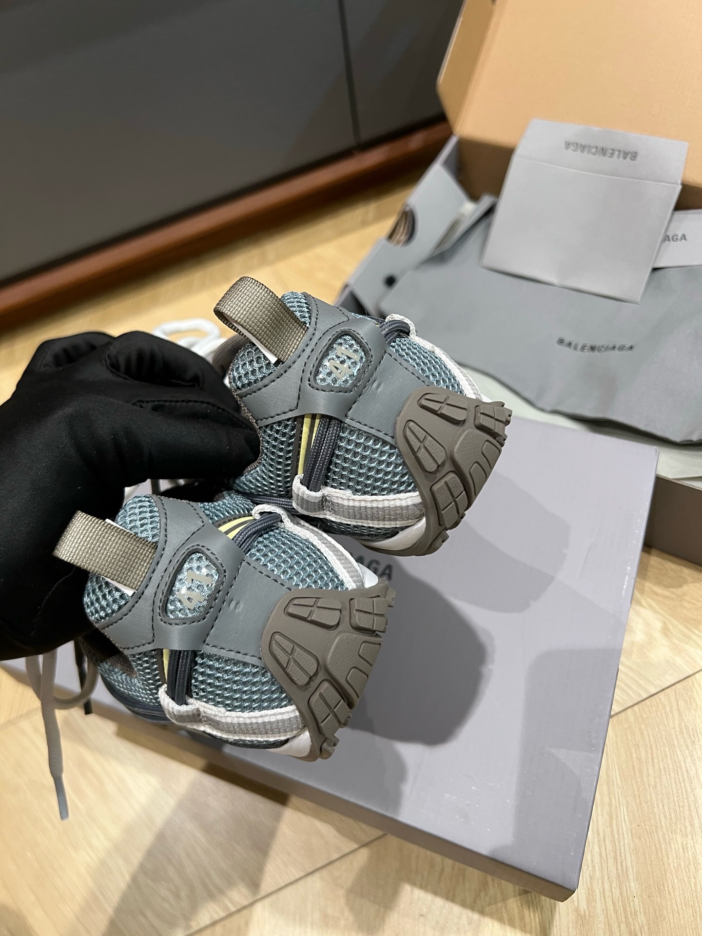 Кроссовки Balenciaga Radar Gradient Lines коричневого цвета с синими, жёлтыми и серыми вставками