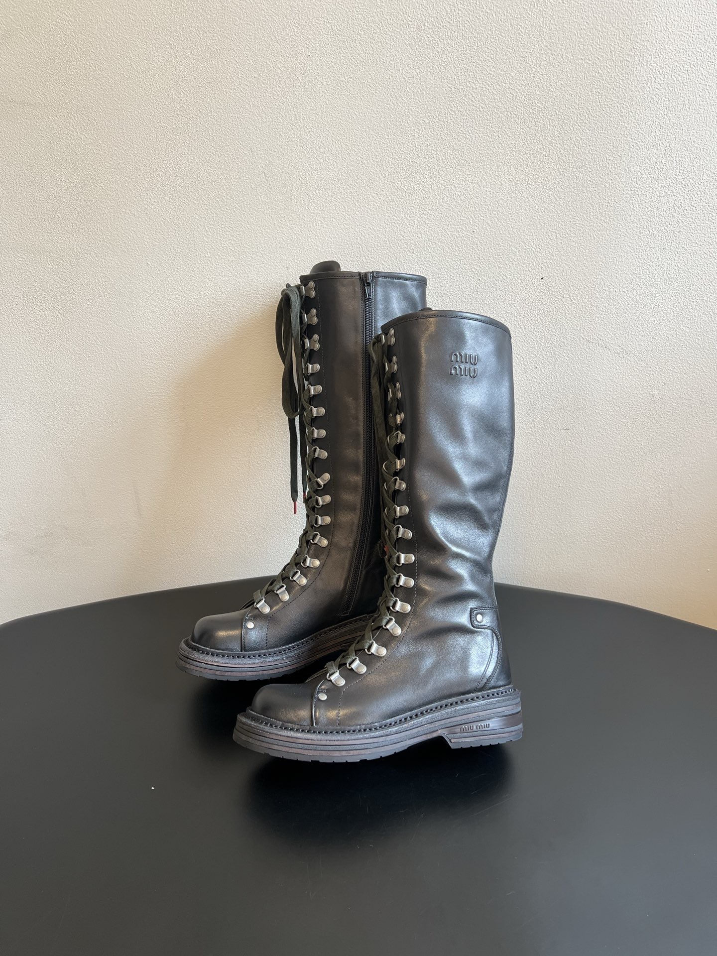 Сапоги женские Miu Miu Leather Boots черного цвета