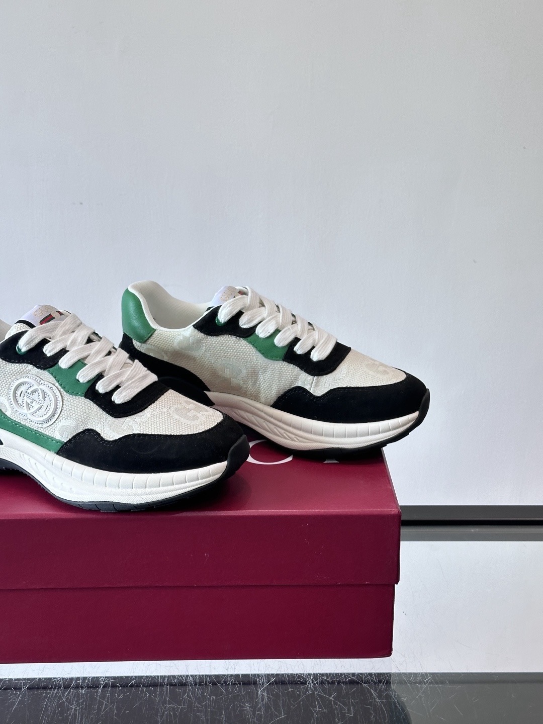 Кроссовки мужские в стиле Gucci чёрно-бело-зелёного цвета