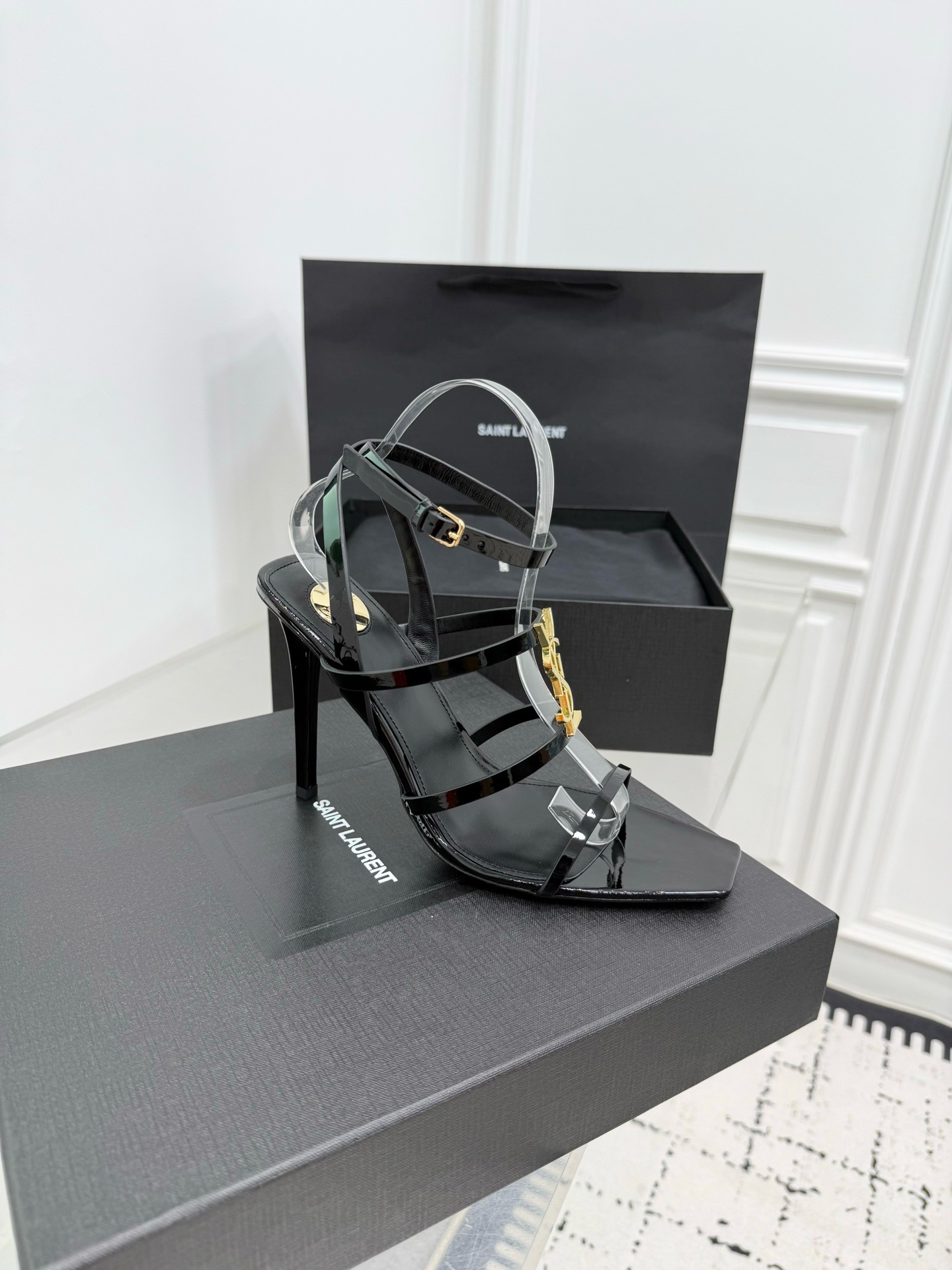 Босоножки женские в стиле Saint Laurent из лаковой натуральной кожи черного цвета