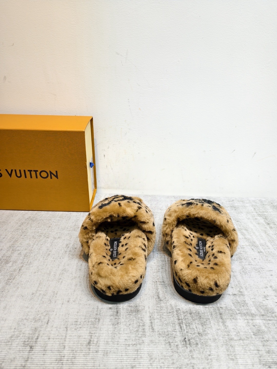 Шлепанцы женские Louis Vuitton коричневого цвета