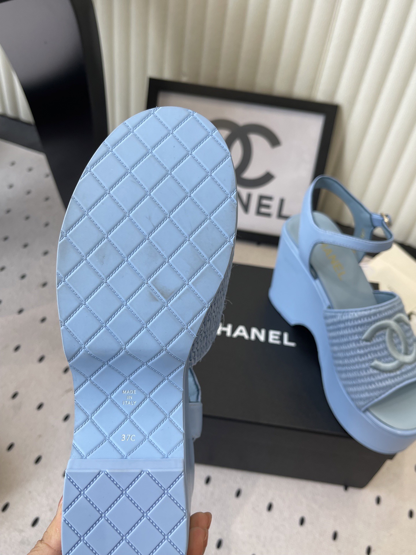Босоножки женские в стиле Chanel с плетением голубого цвета на платформе