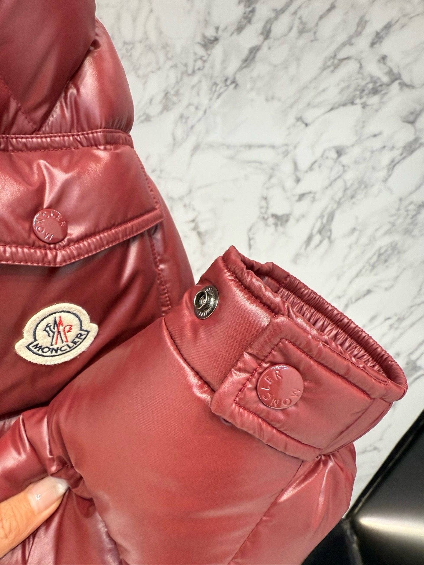 Пуховик мужской Moncler Maya бордового цвета с капюшоном и натуральным пухом