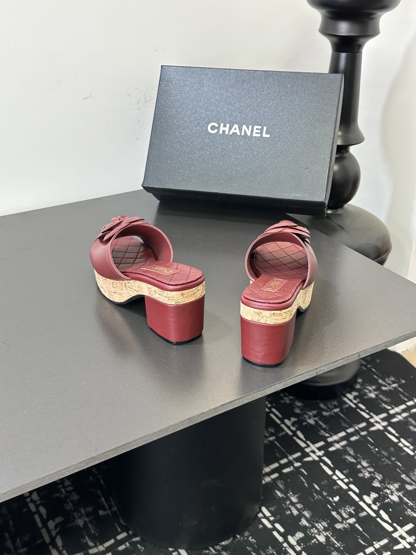 Мюли женские в стиле Chanel с цветком камелии бордового цвета