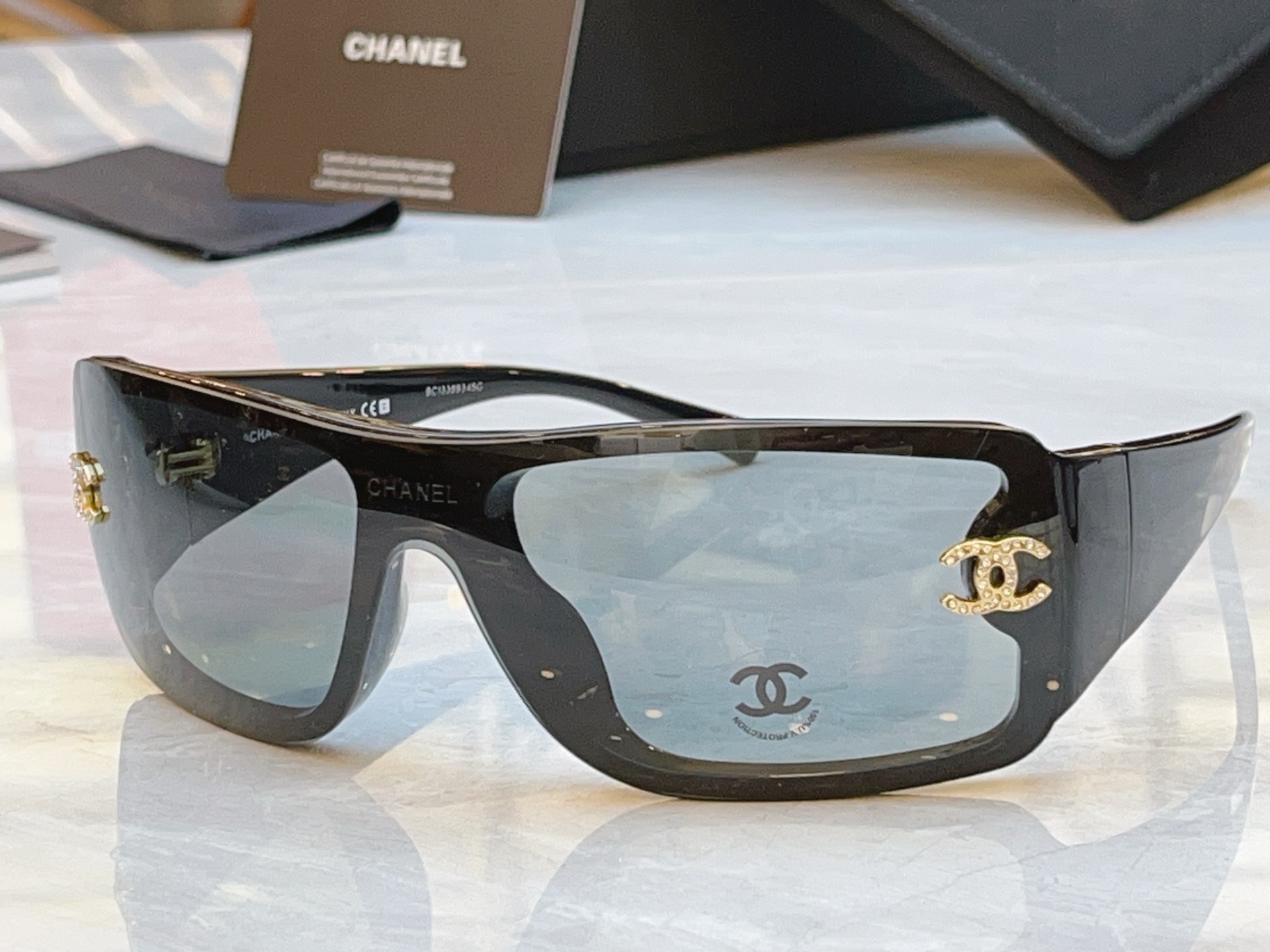 Очки солнцезащитные женские в стиле Chanel прямоугольной формы в массивной оправе