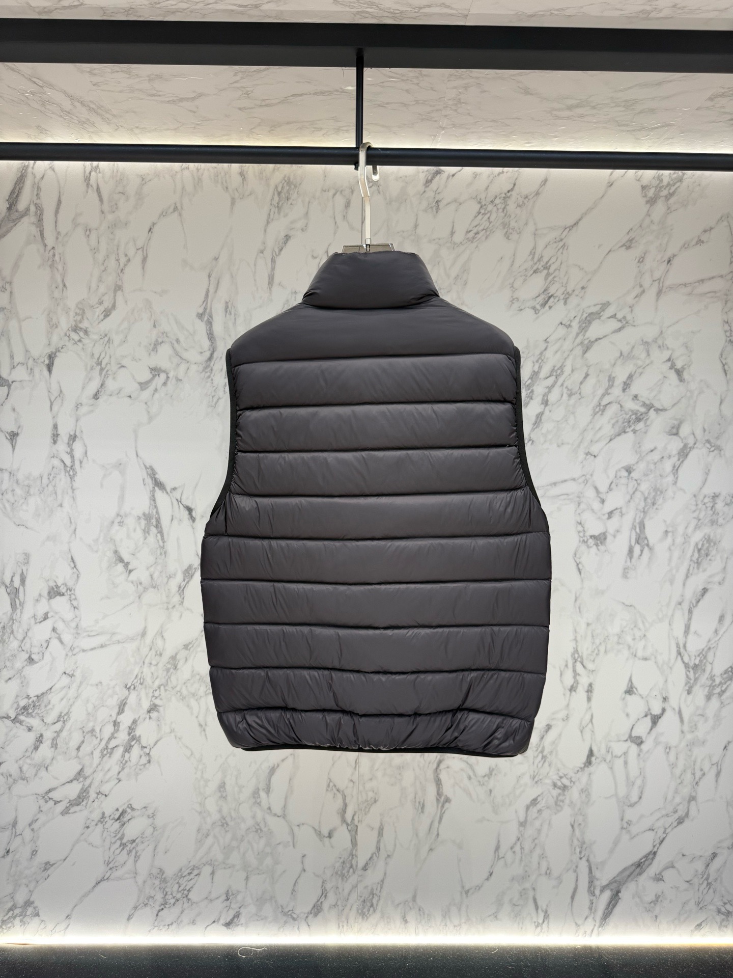 Жилет пуховый мужской Moncler Gui чёрного цвета с натуральным пухом