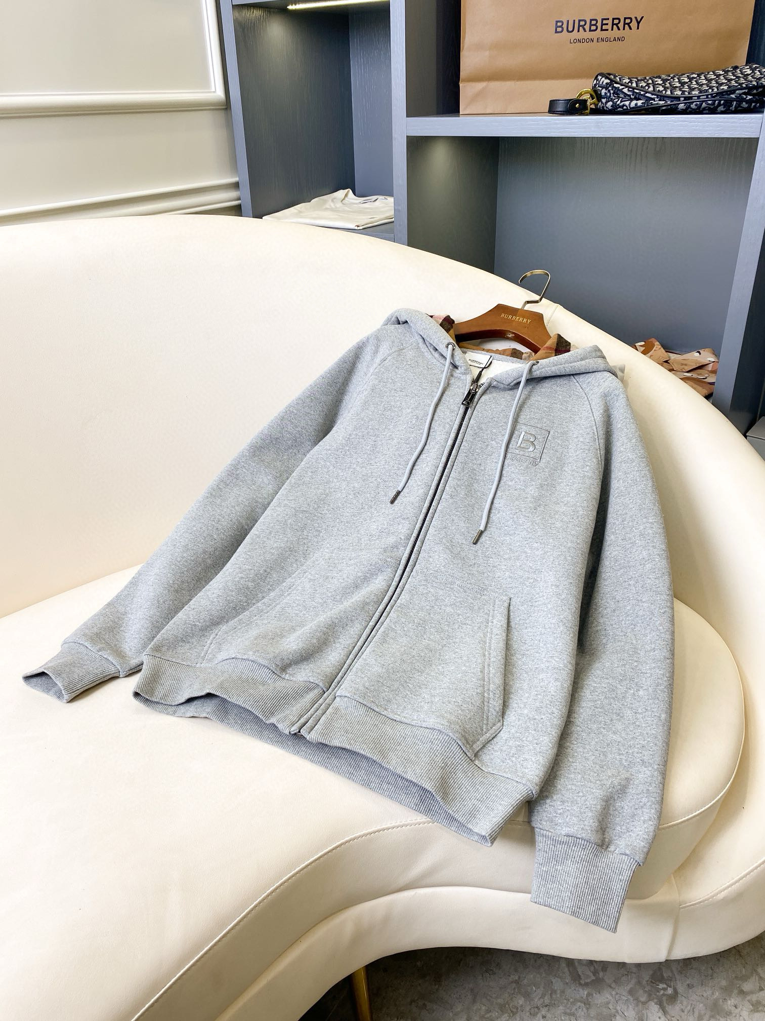 Худи унисекс в стиле Burberry из плотного футера с вышивкой серого цвета