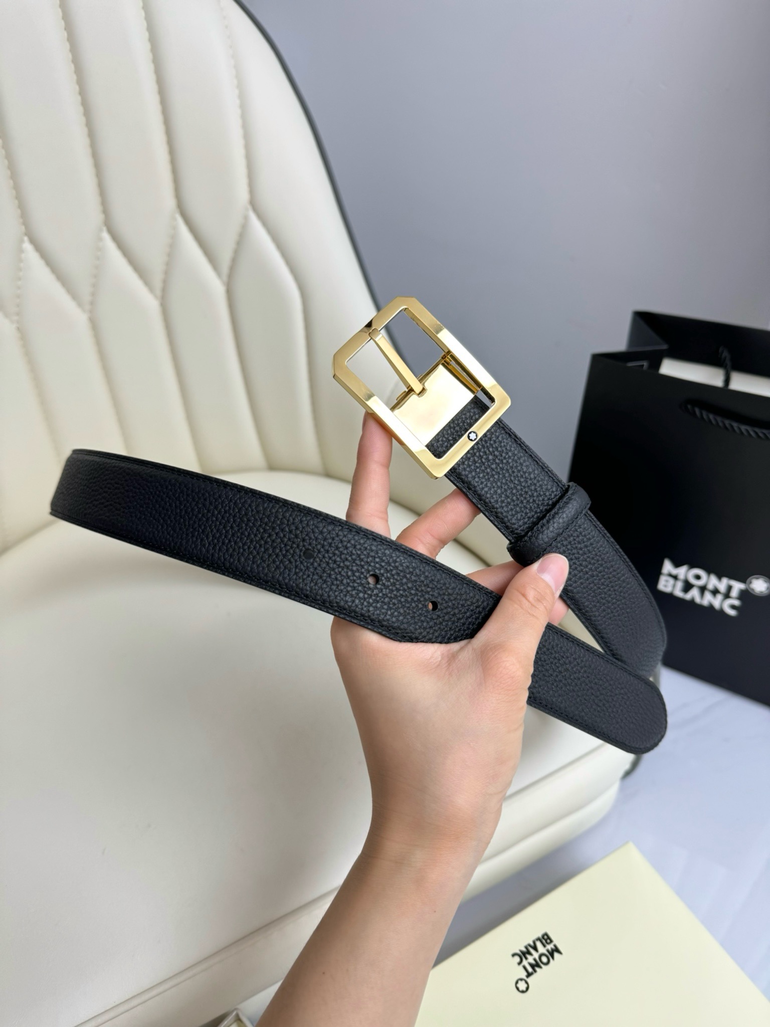 Ремень мужской Montblanc чёрного цвета с классической пряжкой