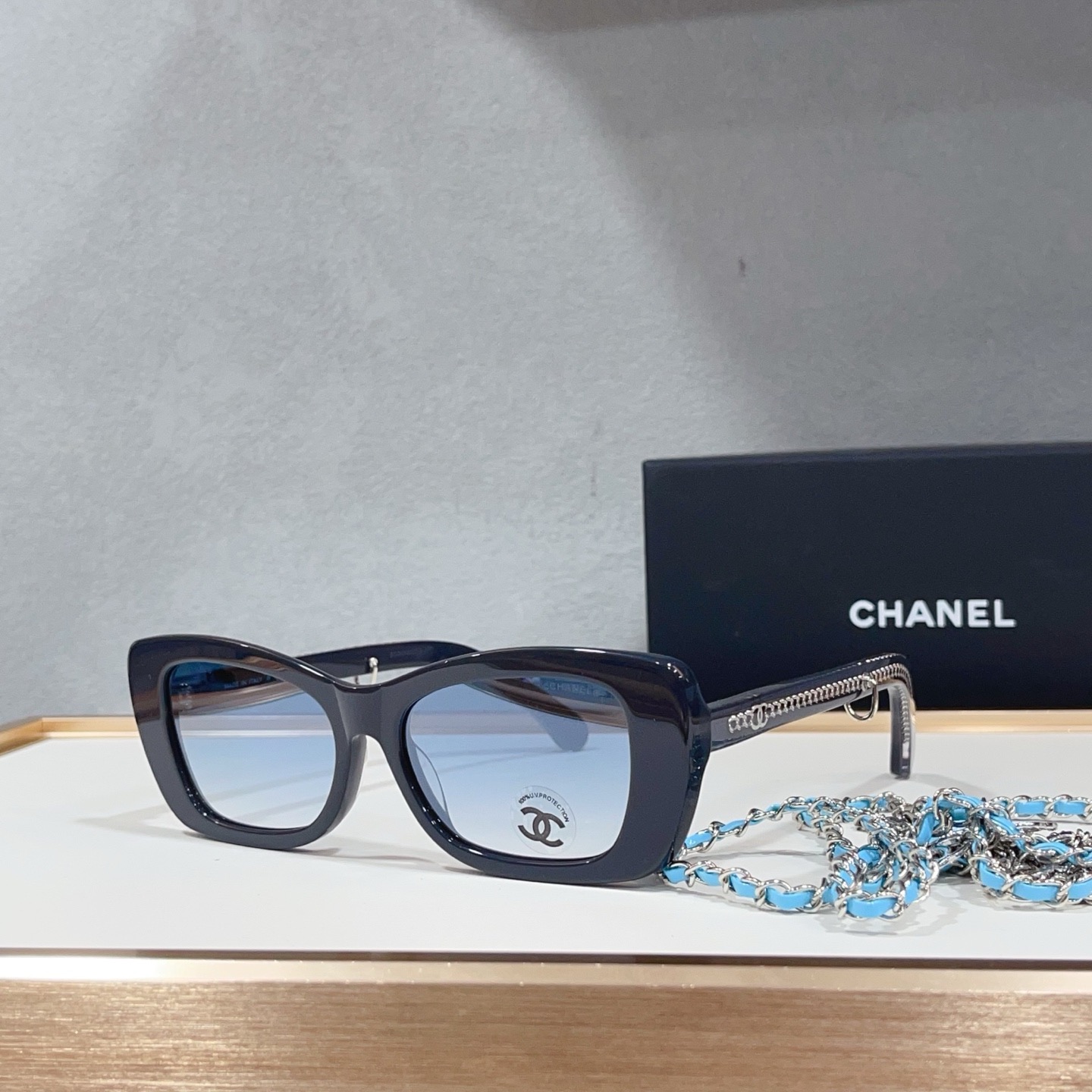 Очки солнцезащитные женские в стиле Chanel CH5553 с цепочкой