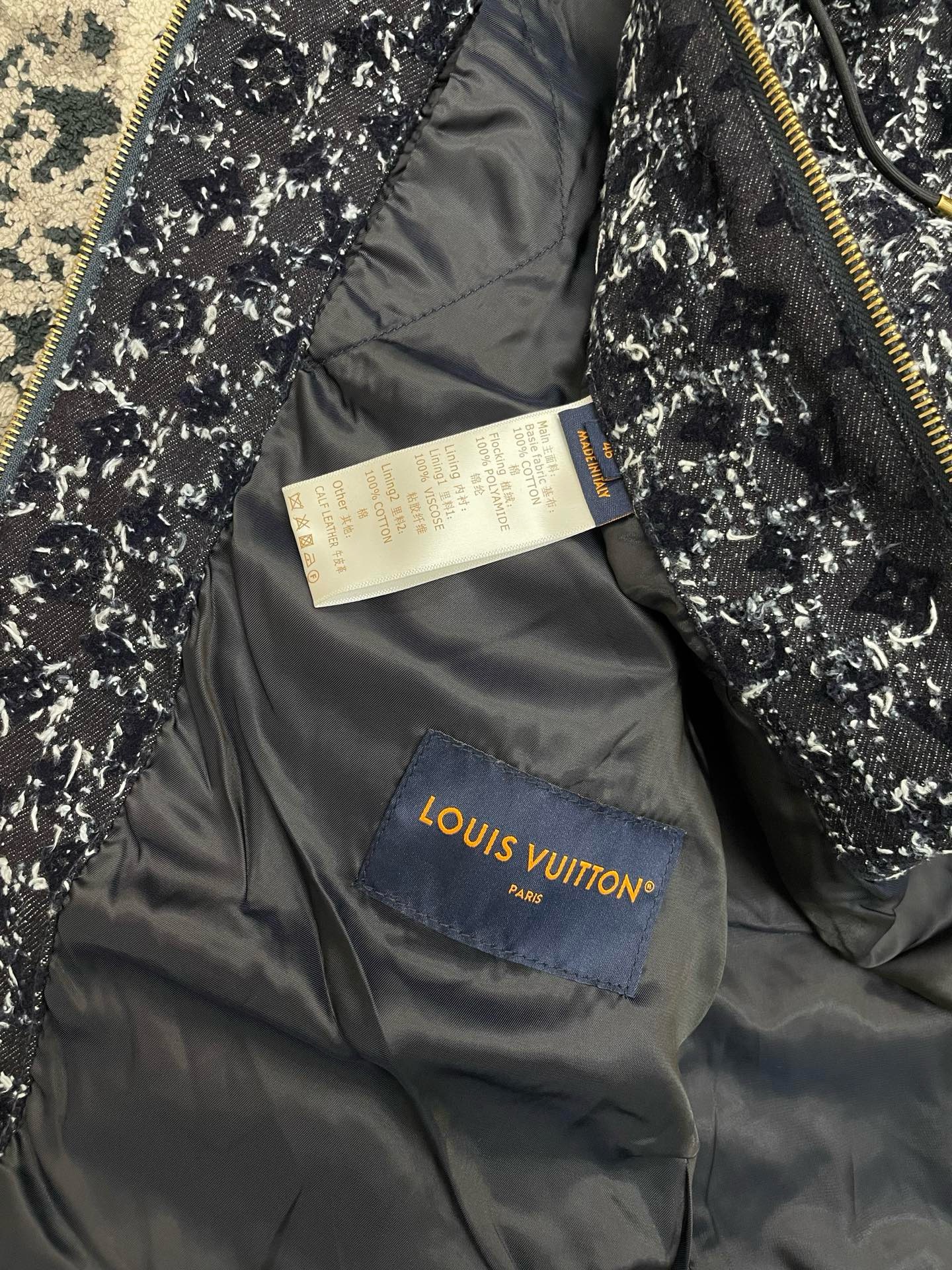 Куртка мужская Louis Vuitton тёмно-синего цвета с фактурным цветочным жаккардом и капюшоном