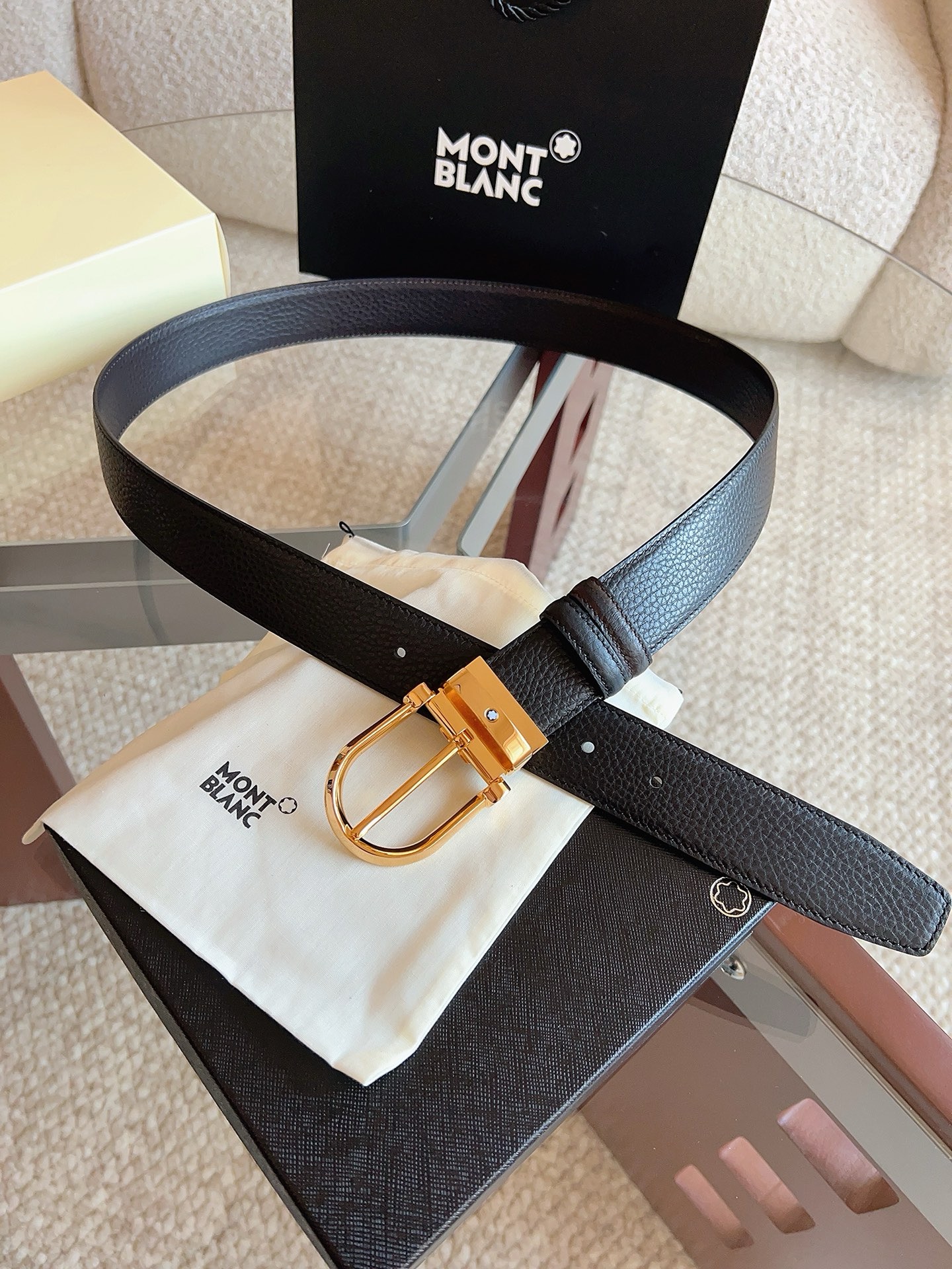 Ремень мужской Montblanc чёрного цвета двусторонний с золотистой пряжкой