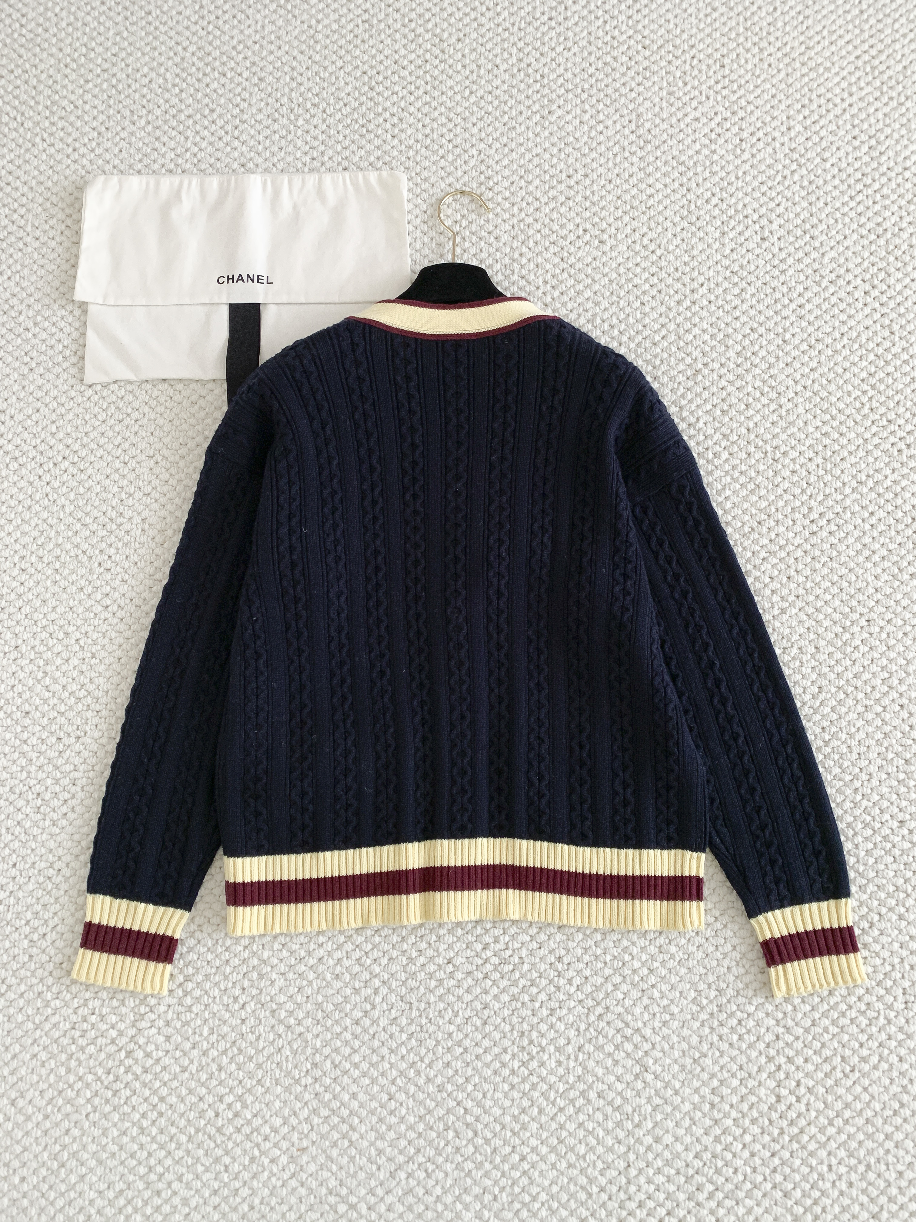 Кардиган женский в стиле Chanel College из шерсти тёмно-синего цвета с контрастной отделкой