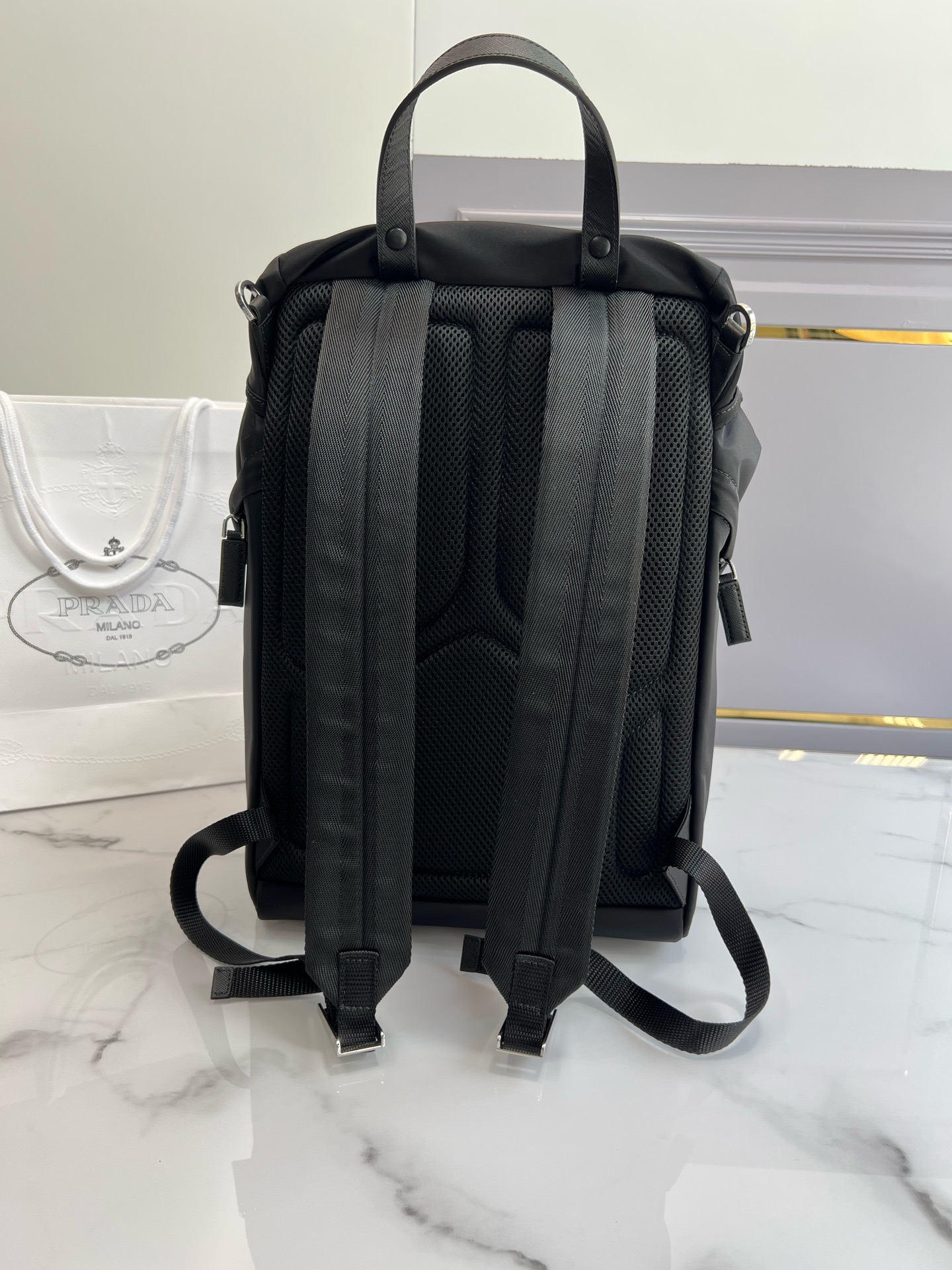 Рюкзак мужской в стиле Prada Re-Nylon чёрного цвета с треугольным логотипом