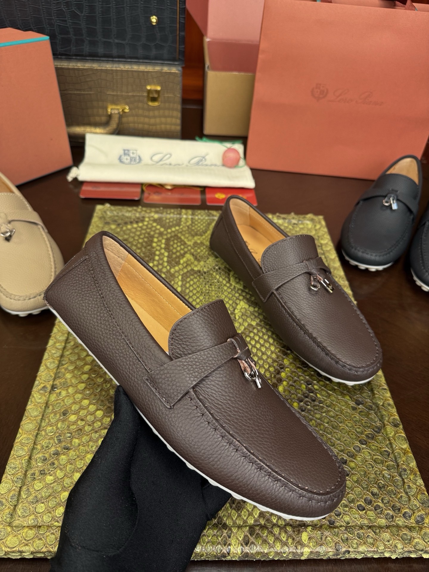 Мокасины мужские Loro Piana из натуральной кожи коричневого цвета