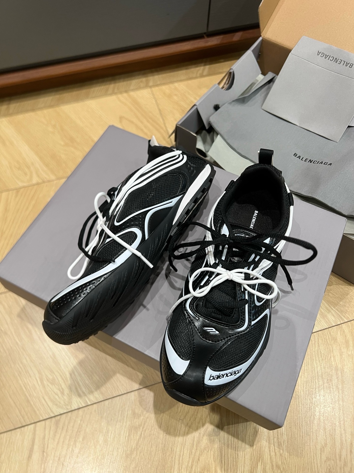 Кроссовки Balenciaga Radar чёрного цвета с серыми вставками