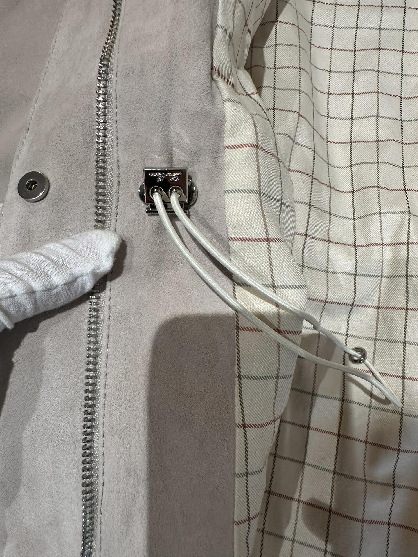 Куртка женская в стиле Loro Piana из натуральной замши светло-бежевого цвета с поясом