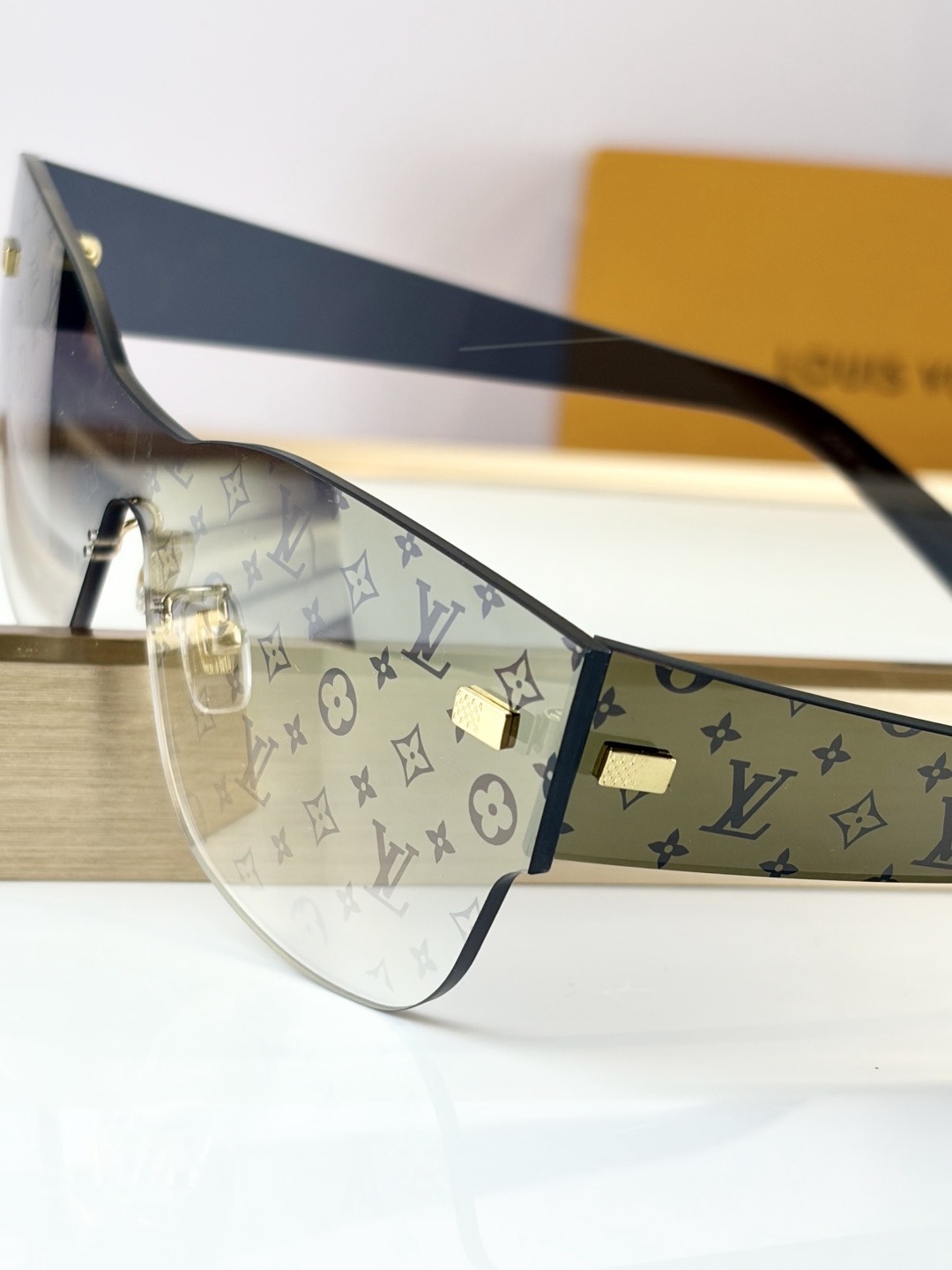 Очки солнцезащитные унисекс в стиле Louis Vuitton