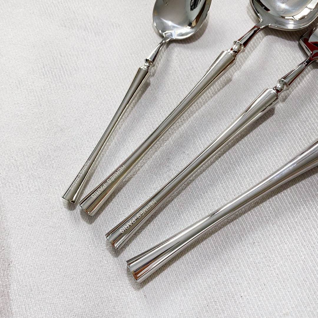 Набор столовых приборов унисекс в стиле Hermès серебристого цвета в премиальном подарочном кейсе (24 предмета)