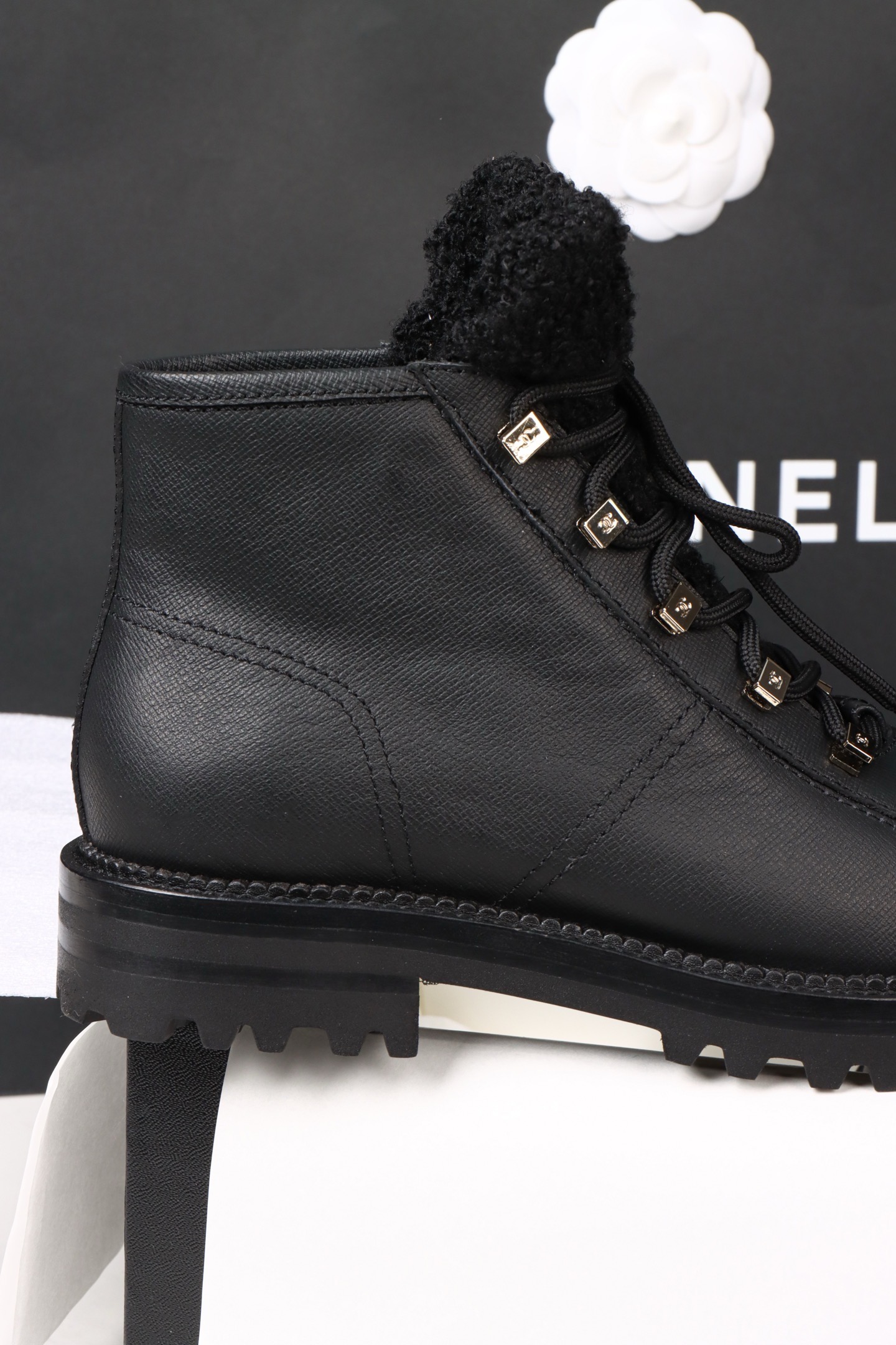 Ботинки женские Chanel чёрного цвета