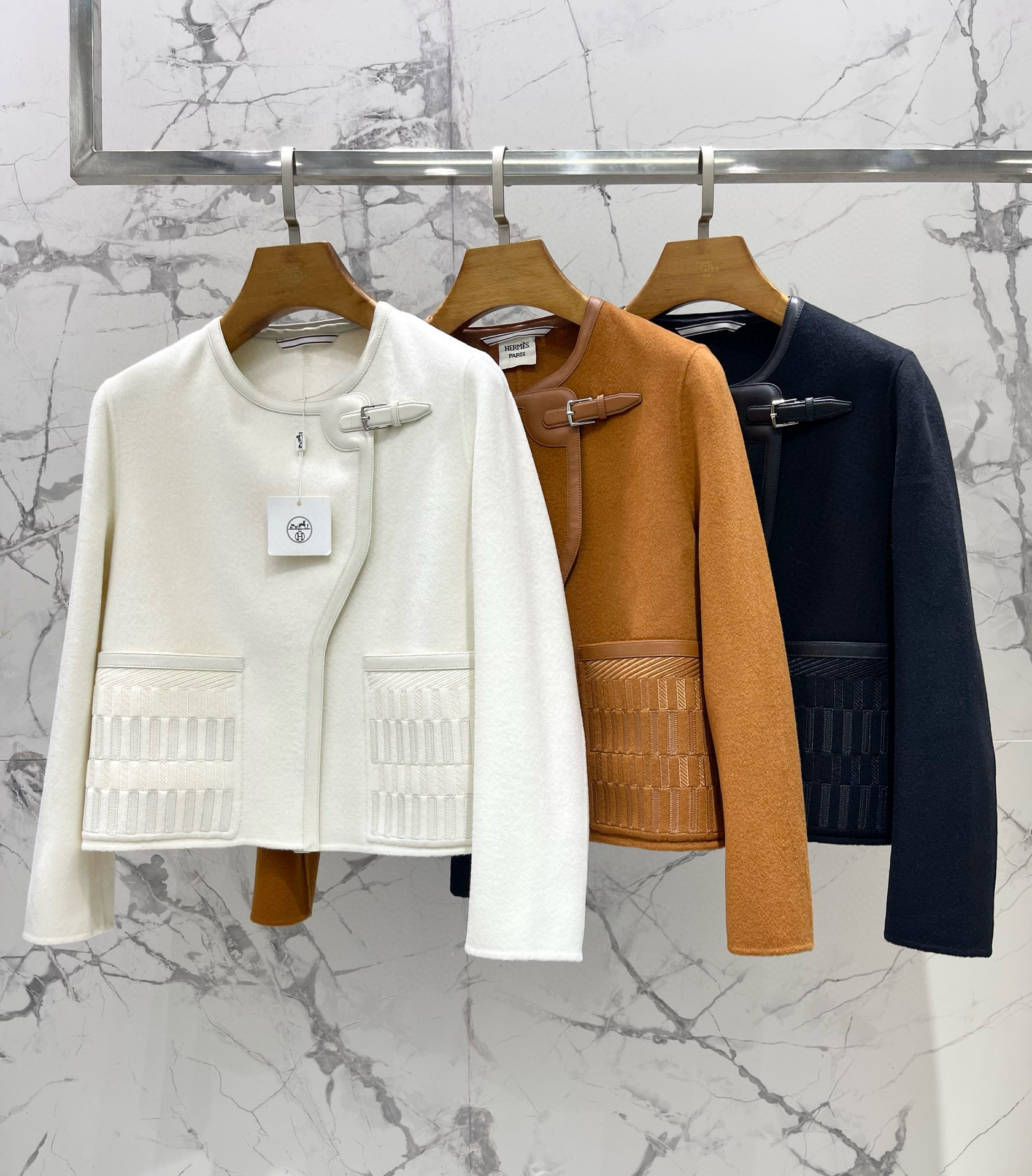 Жакет женский в стиле Hermès с вышивкой и кожаной отделкой, чёрного цвета