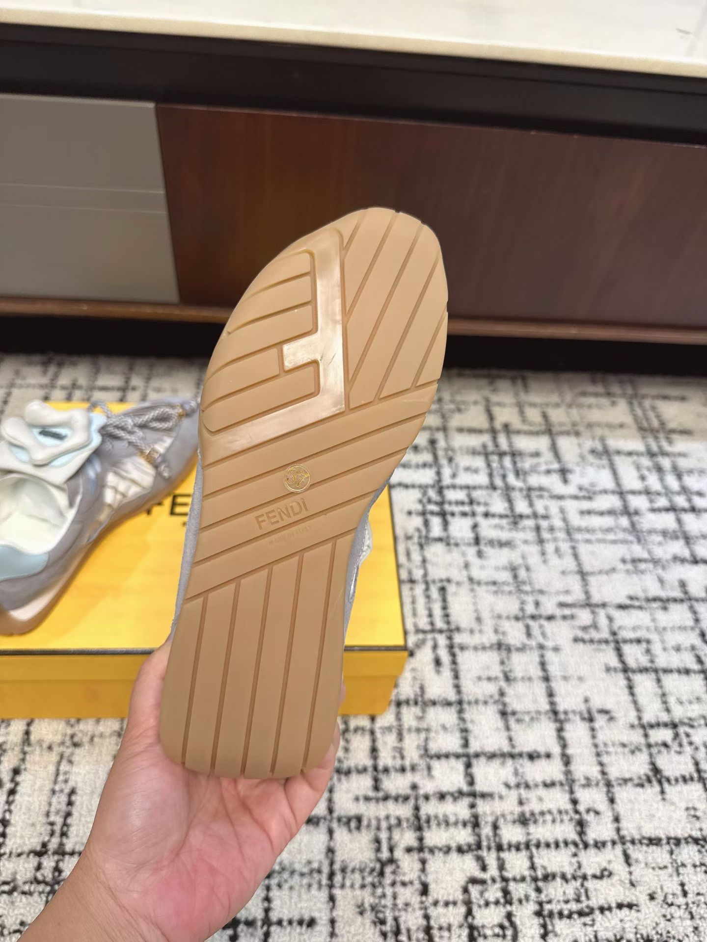 Кроссовки женские в стиле Fendi Delfina серого цвета