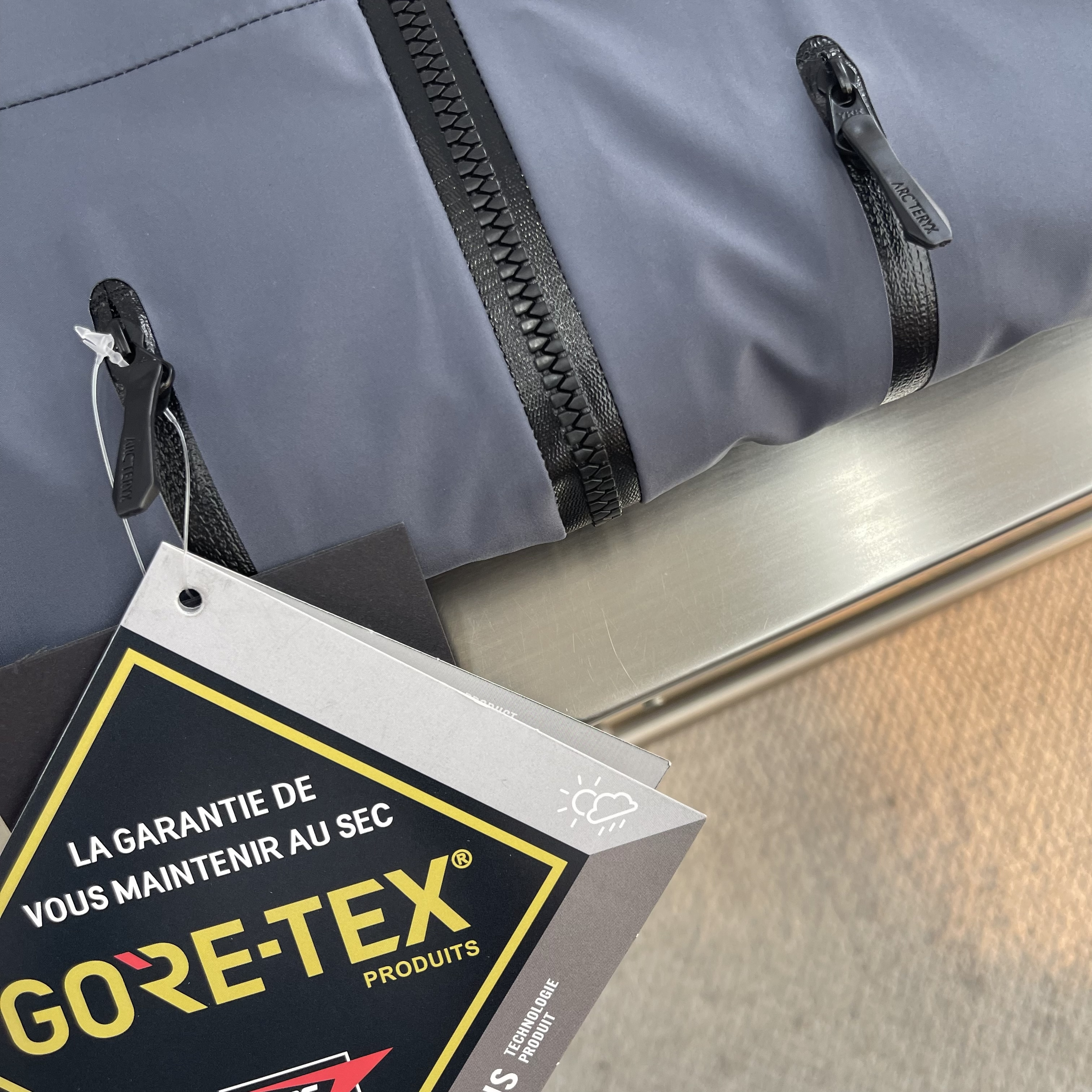 Куртка унисекс в стиле Arc'teryx Alpha SV с капюшоном серого цвета