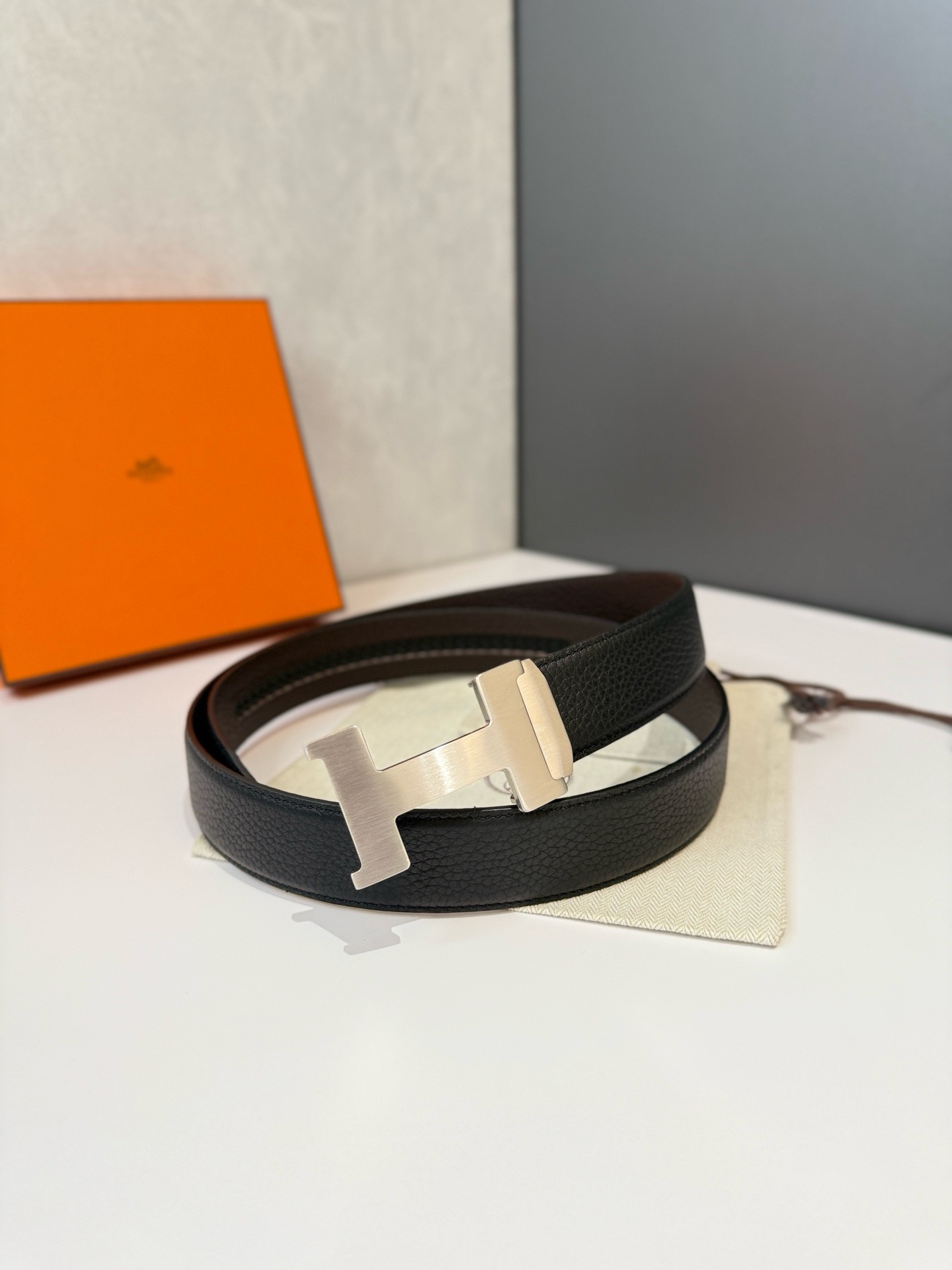 Ремень мужской Hermès чёрного цвета двусторонний со стальной пряжкой 
