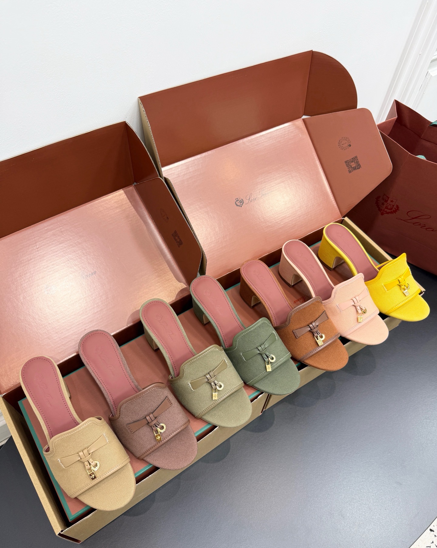 Мюли женские в стиле Loro Piana My Charms серого цвета