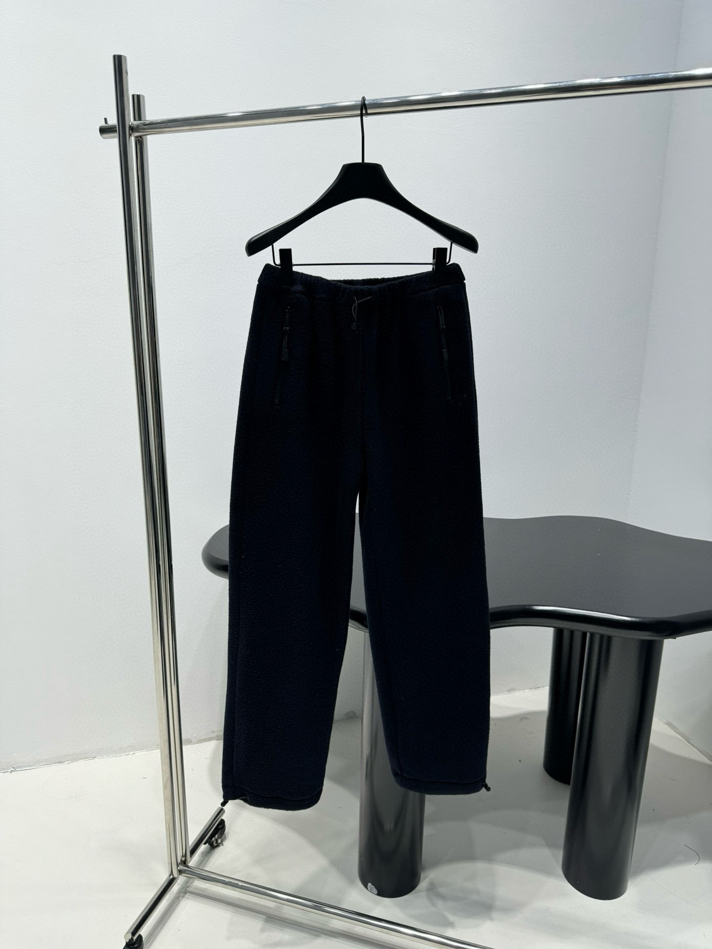 Брюки спортивные женские в стиле Miu Miu из флисового материала тёмно-синего цвета