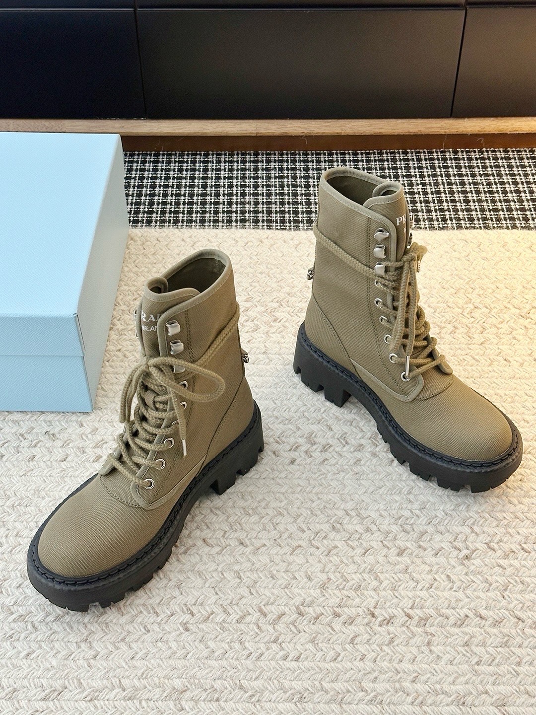 Ботинки женские Prada Canvas Combat Boot цвета хаки