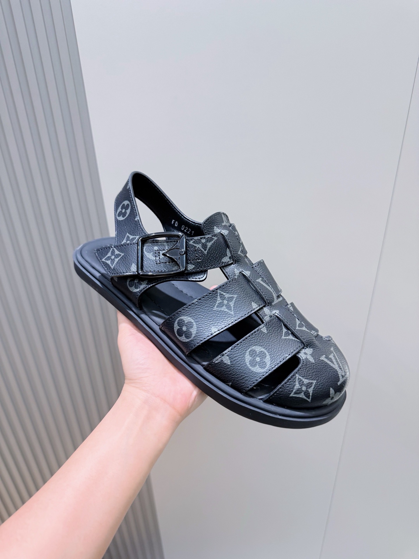 Сандалии мужские Louis Vuitton с монограммой чёрного цвета