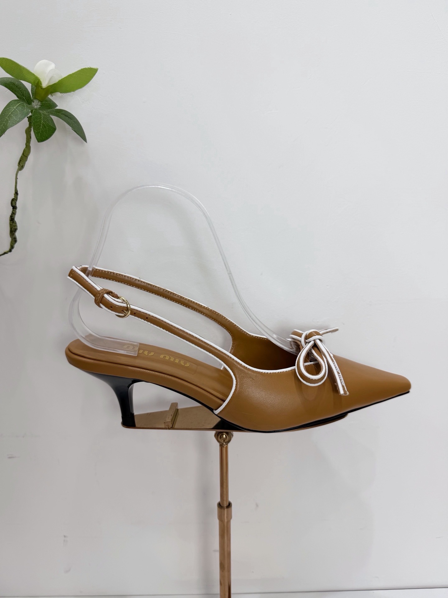 Туфли женские Miu Miu слингбэк коричневого цвета