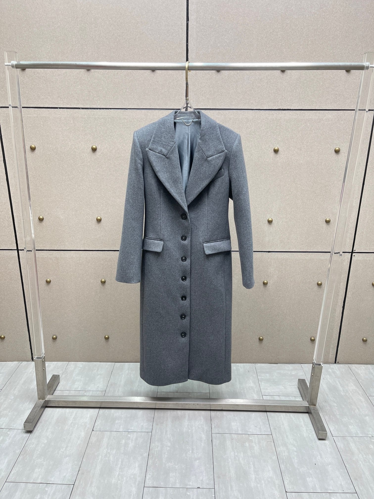 Пальто женское из шерсти серого цвета с классическим кроем и акцентными плечами