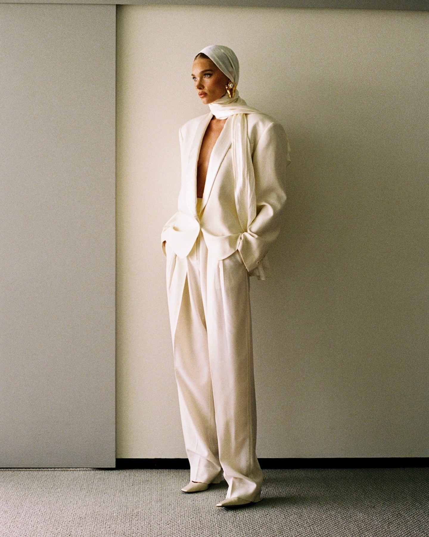 Пиджак женский в стиле Loro Piana белого цвета льняной с классическим кроем