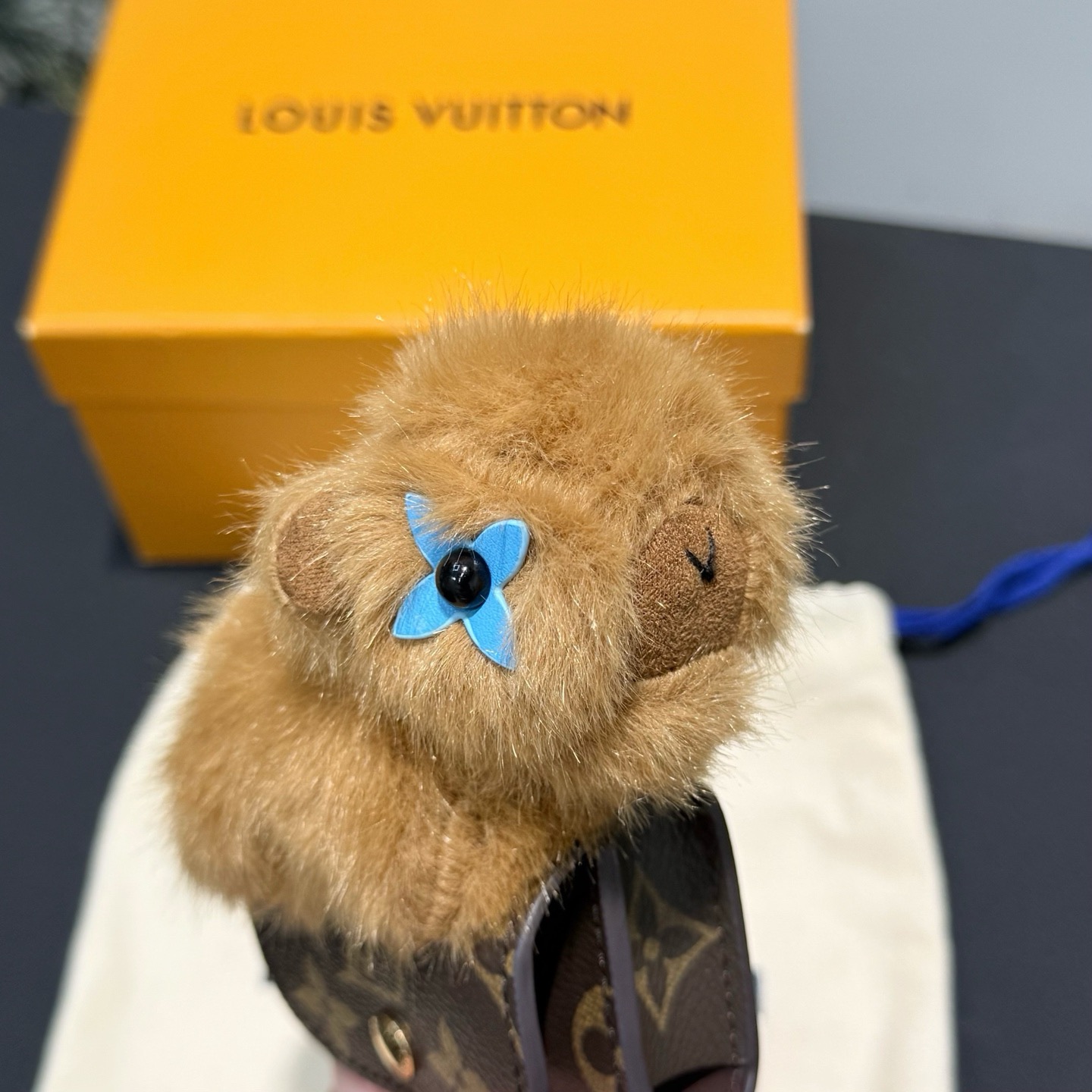 Брелок женский Louis Vuitton LV Cute Capybara коричневого цвета