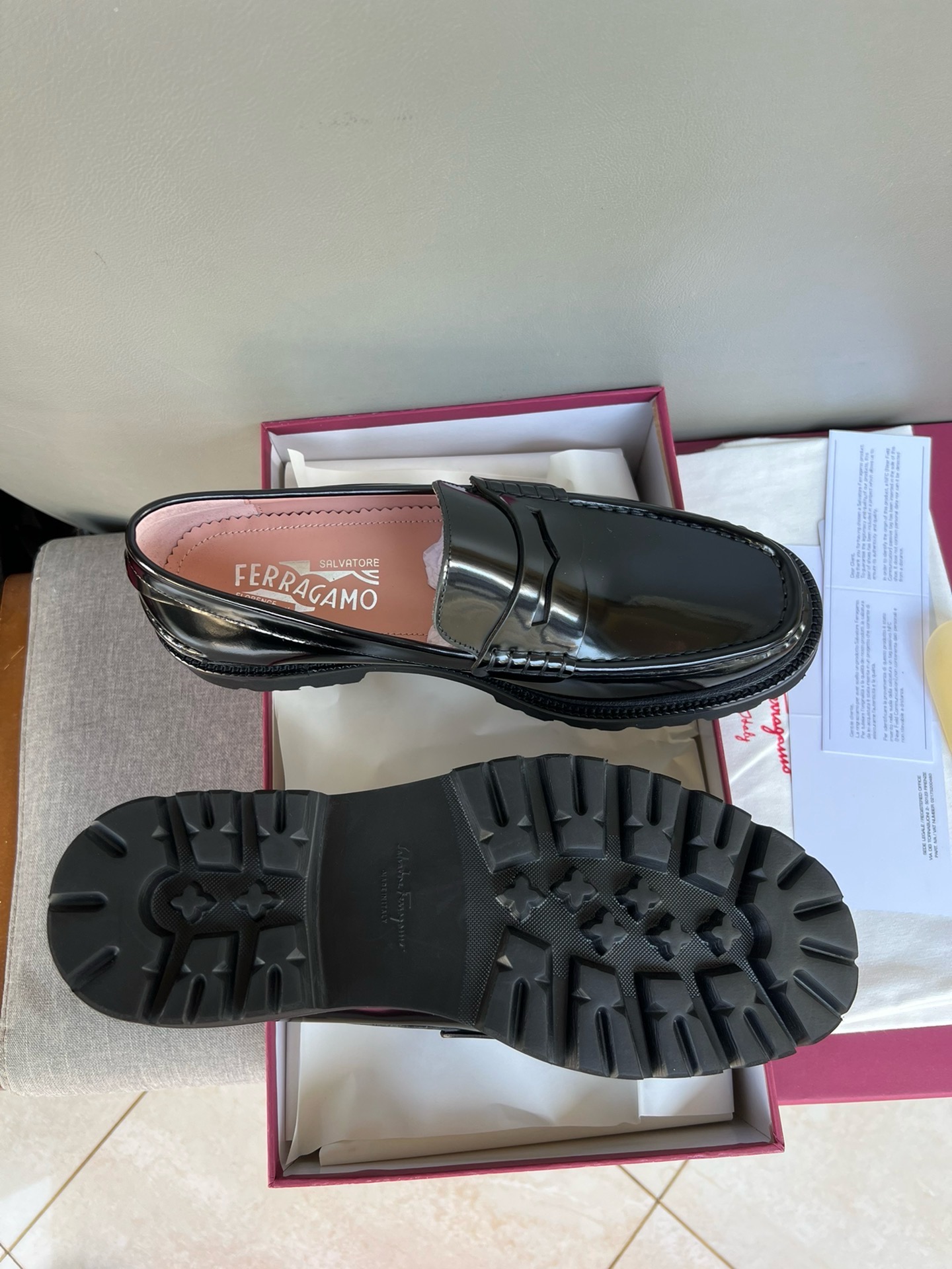 Лоферы мужские в стиле Salvatore Ferragamo из натуральной кожи черного цвета