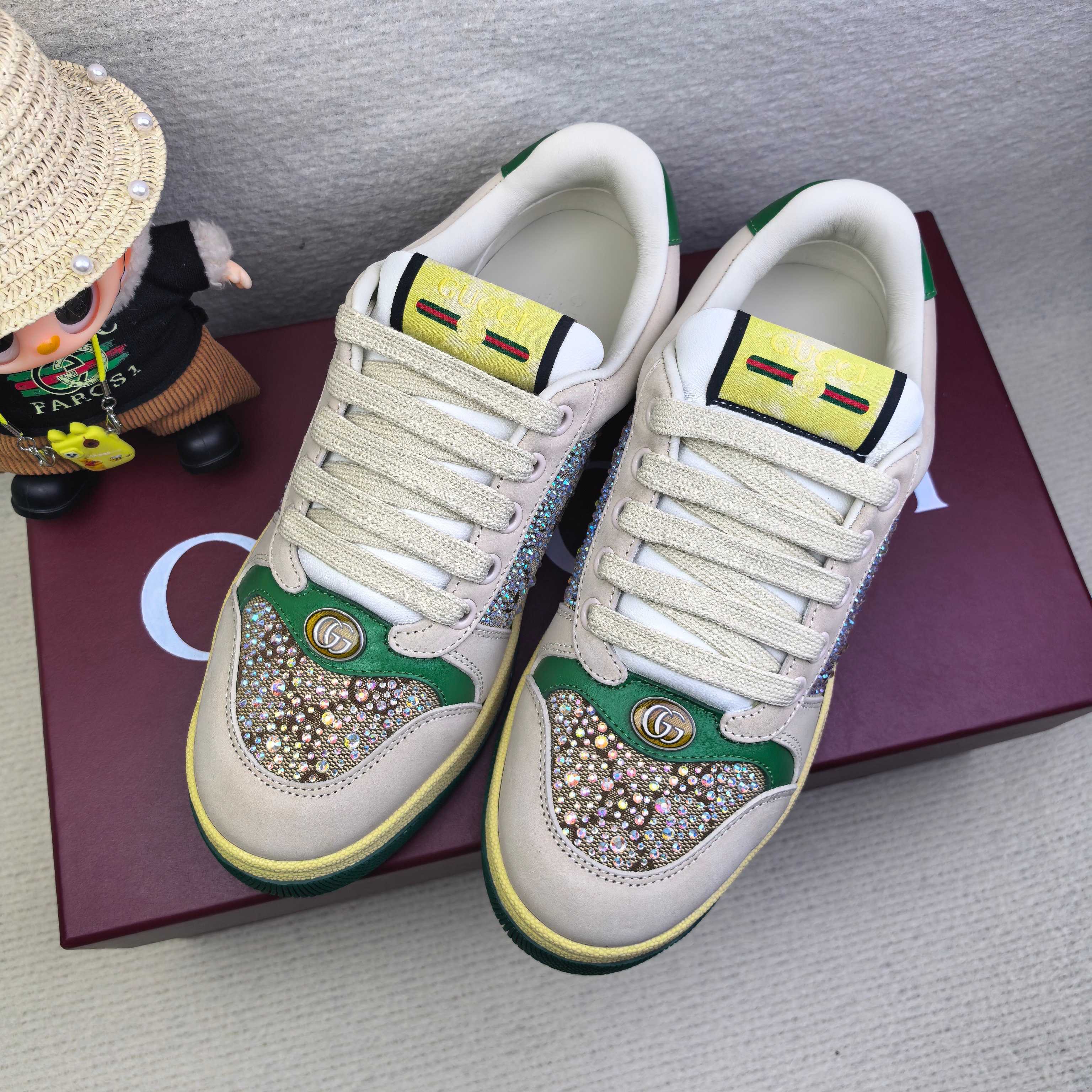 Кроссовки унисекс в стиле Gucci бежевого цвета с зелёными акцентами и декором