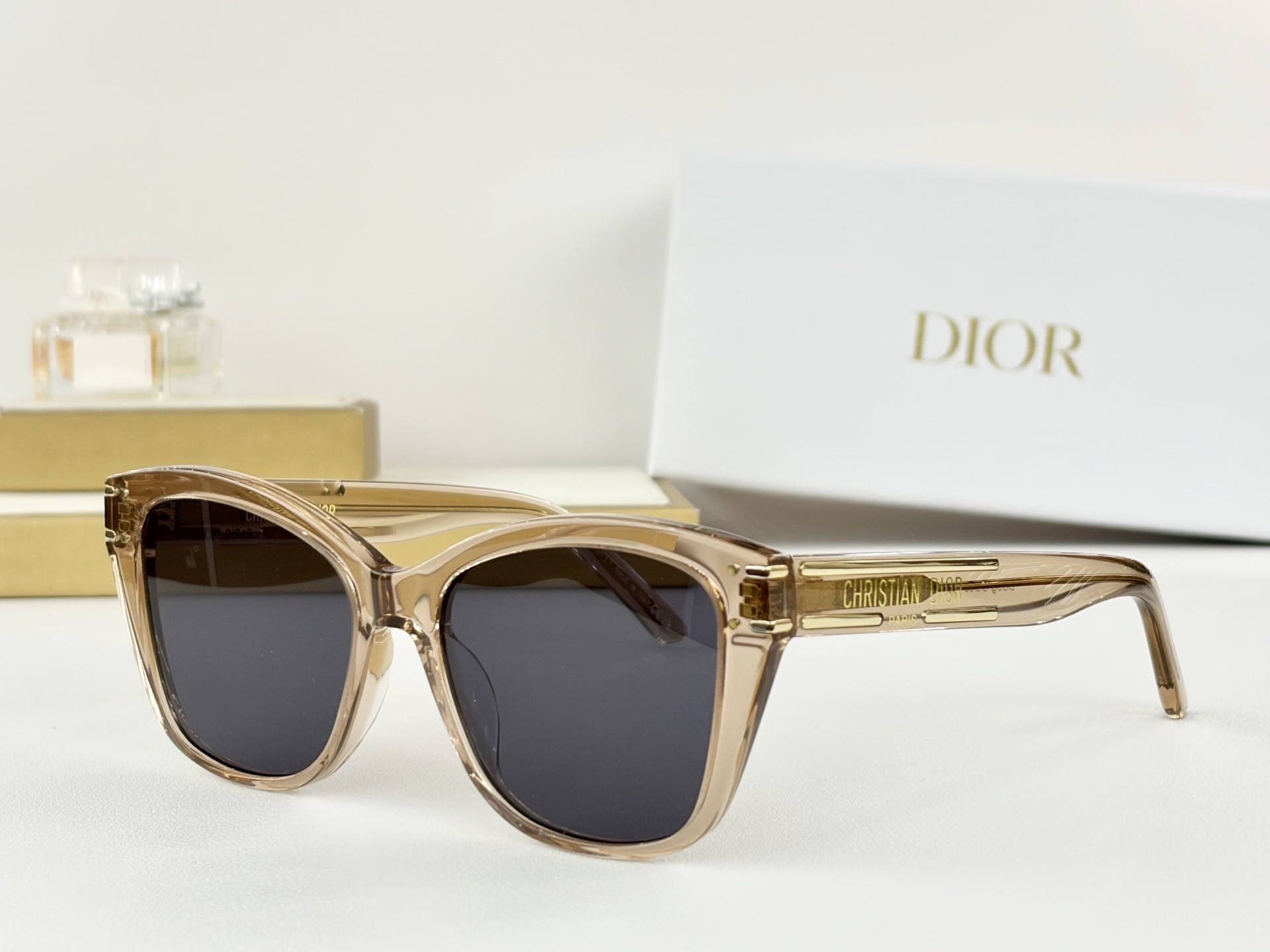 Очки солнцезащитные женские в стиле Dior DiorSignature B3I