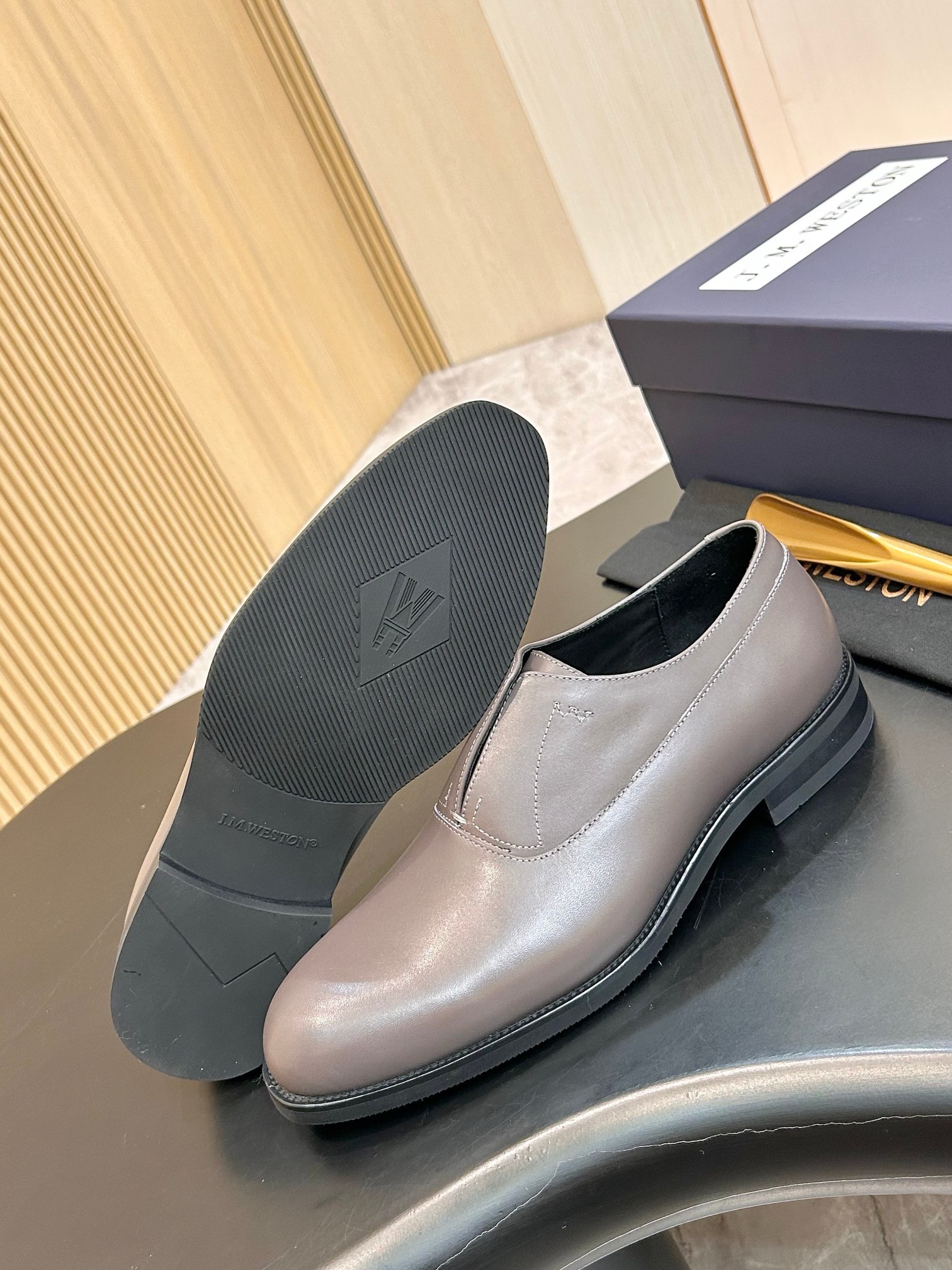 Туфли мужские J.M. Weston Iena Slip-On Oxford серо-бежевого цвета