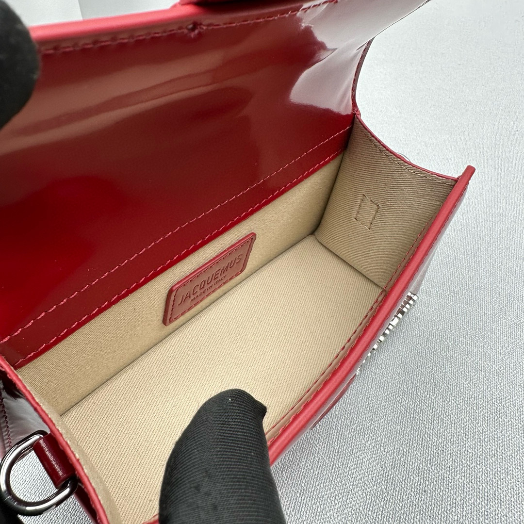 Сумка женская Jacquemus Bambino мини из лакированной кожи красного цвета