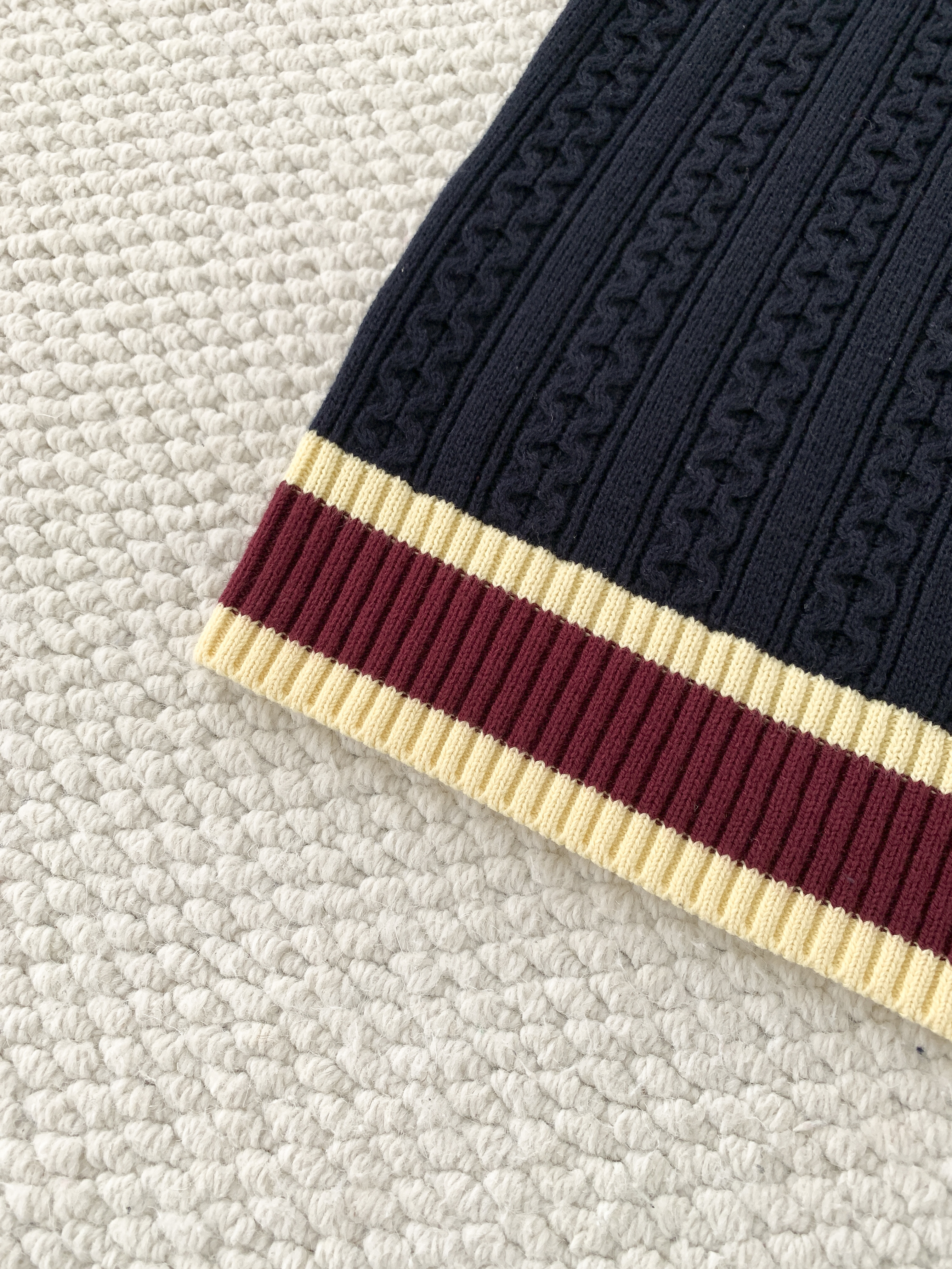 Жилет женский в стиле Chanel тёмно-синего цвета с контрастной отделкой