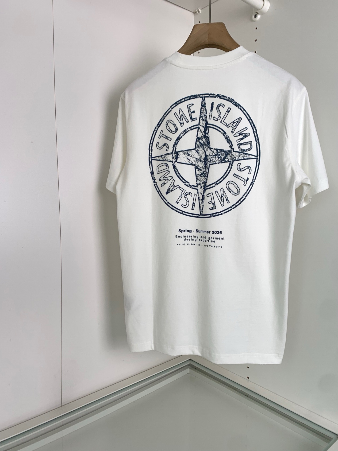 Футболка мужская в стиле Stone Island хлопковая с принтом белого цвета