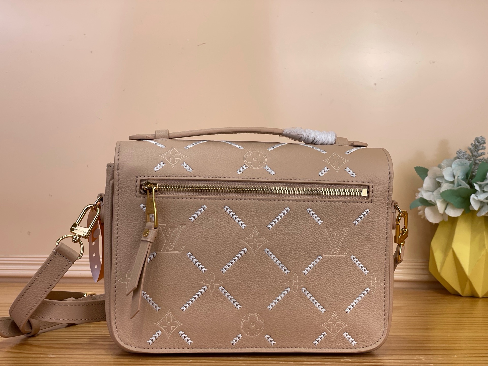 Сумка женская Louis Vuitton Pochette Métis MM  серо-коричневого цвета с вышивкой