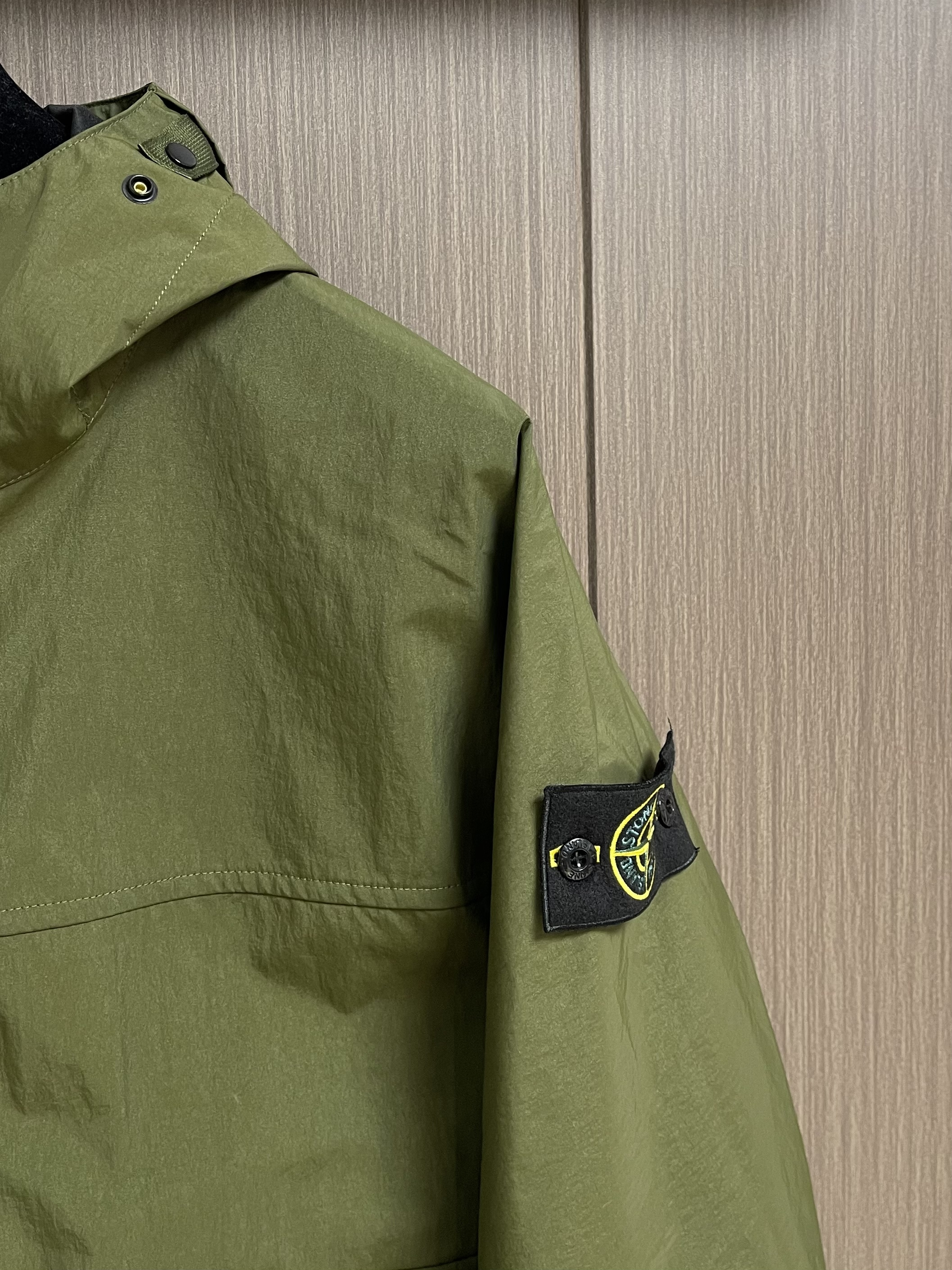Куртка мужская в стиле Stone Island с капюшоном зелёного цвета