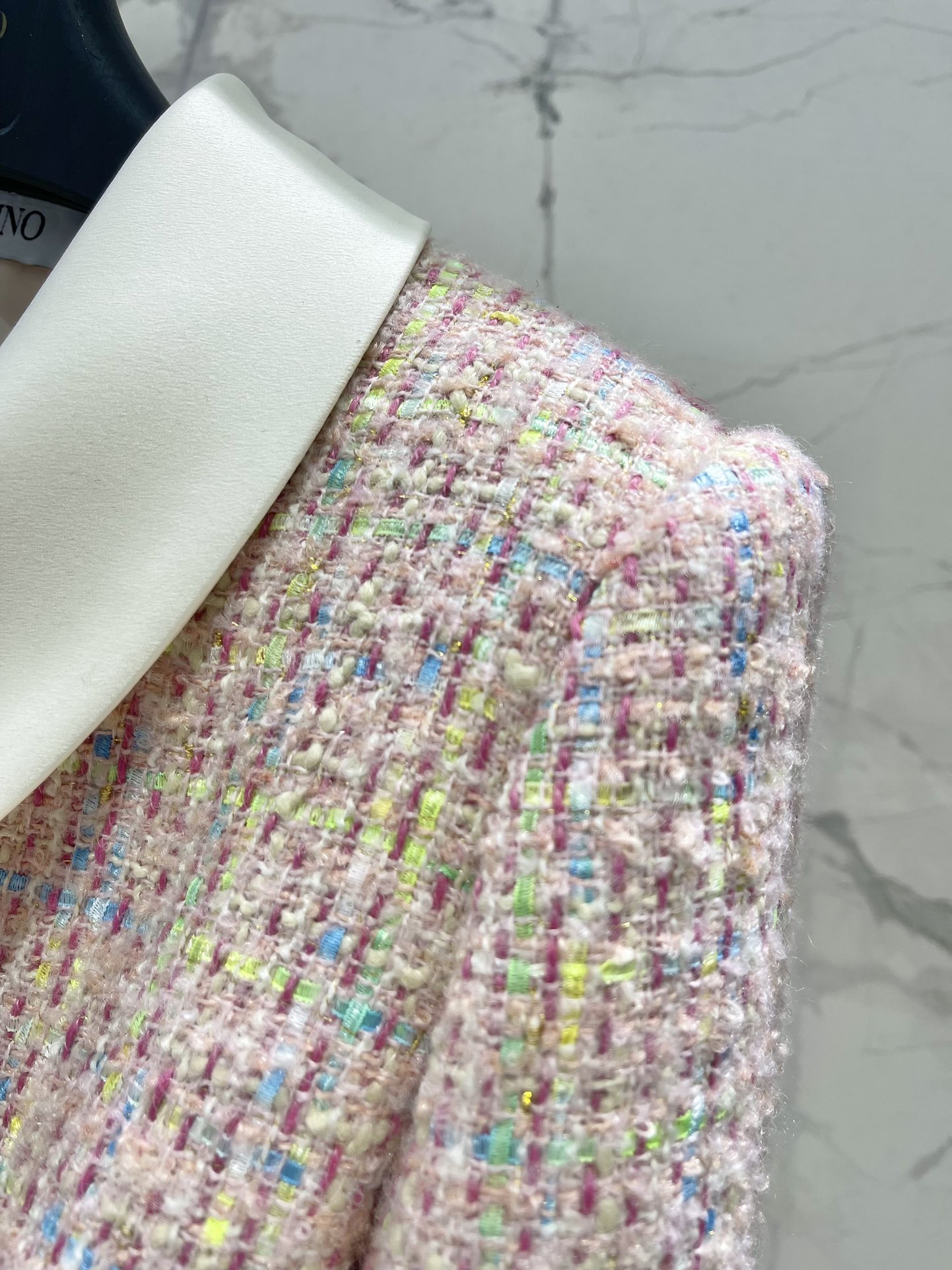 Жакет женский в стиле Valentino из твидовой ткани пастельного цвета с контрастным воротником