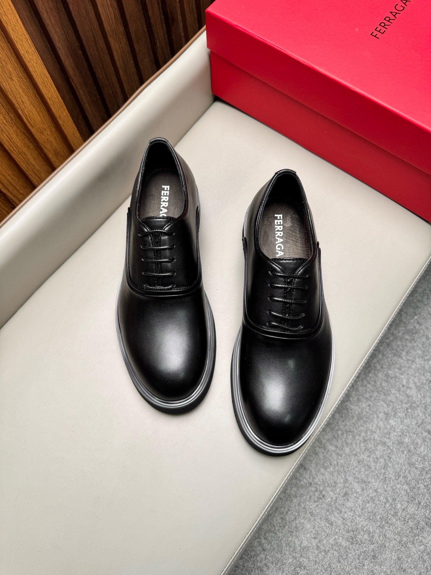 Туфли мужские в стиле Salvatore Ferragamo чёрного цвета со шнуровкой