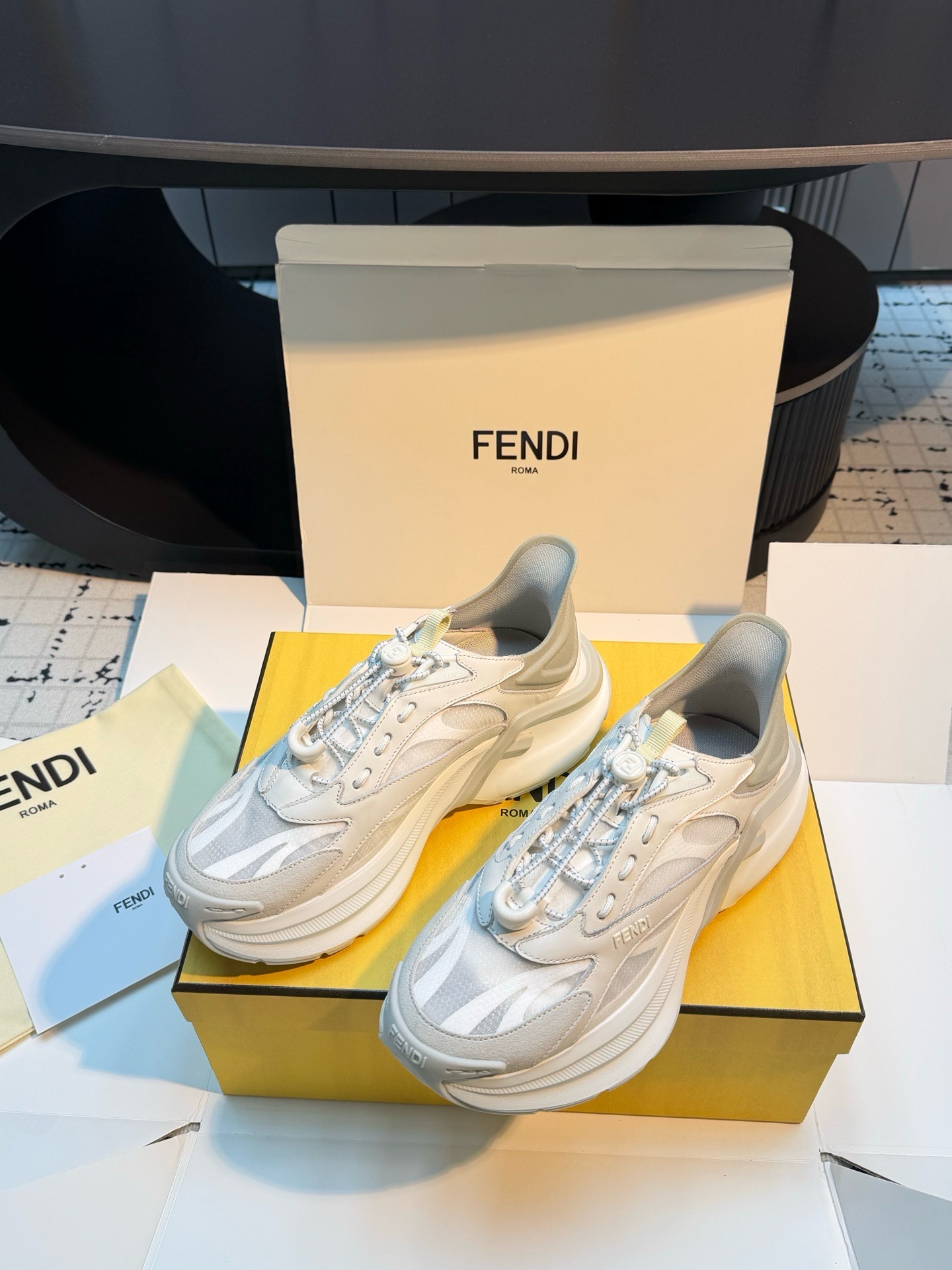 Кроссовки женские в стиле Fendi F-Light светло-серого цвета