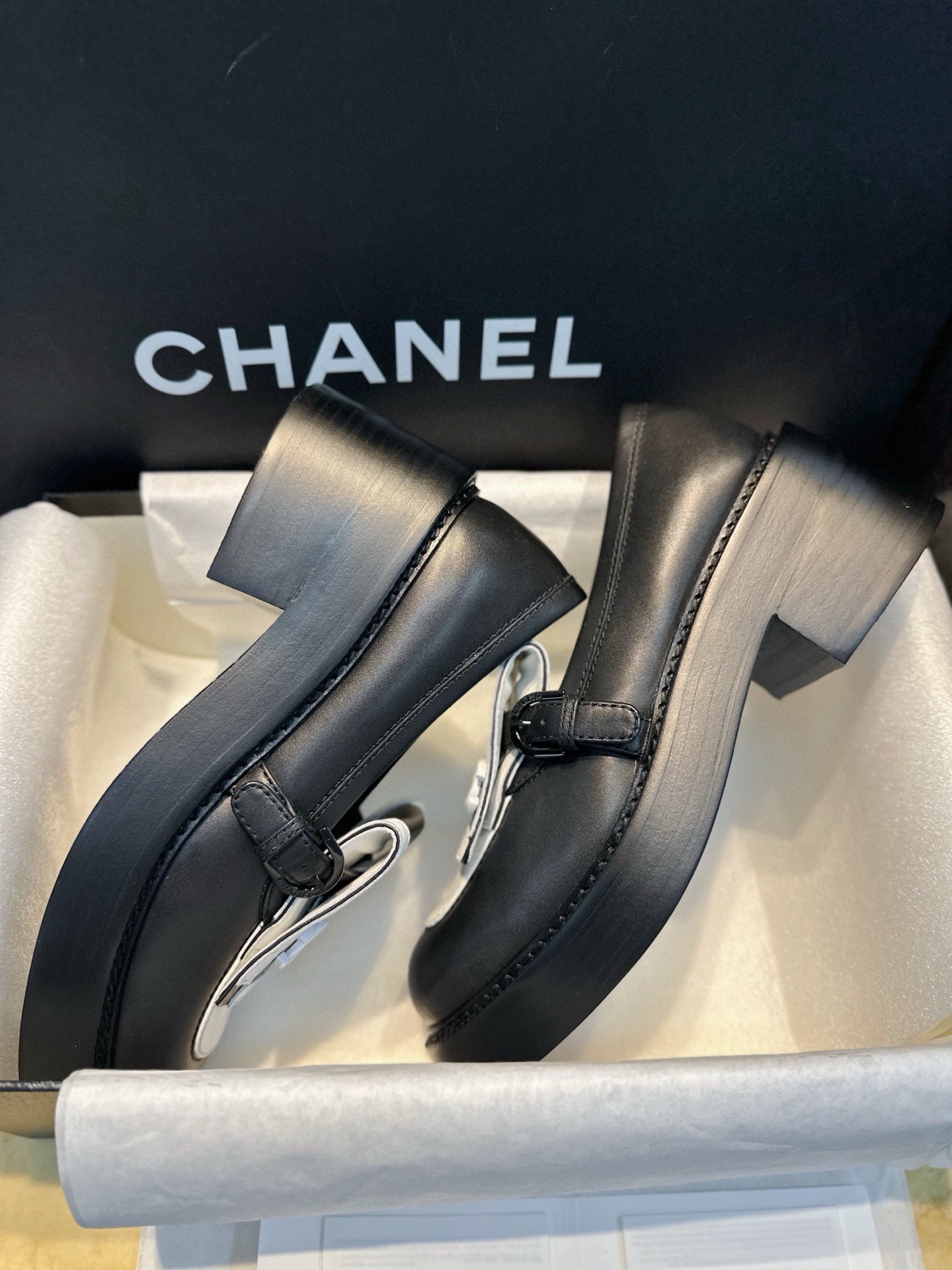 Лоферы женские Chanel 24B чёрно-белого цвета на утолщённой подошве