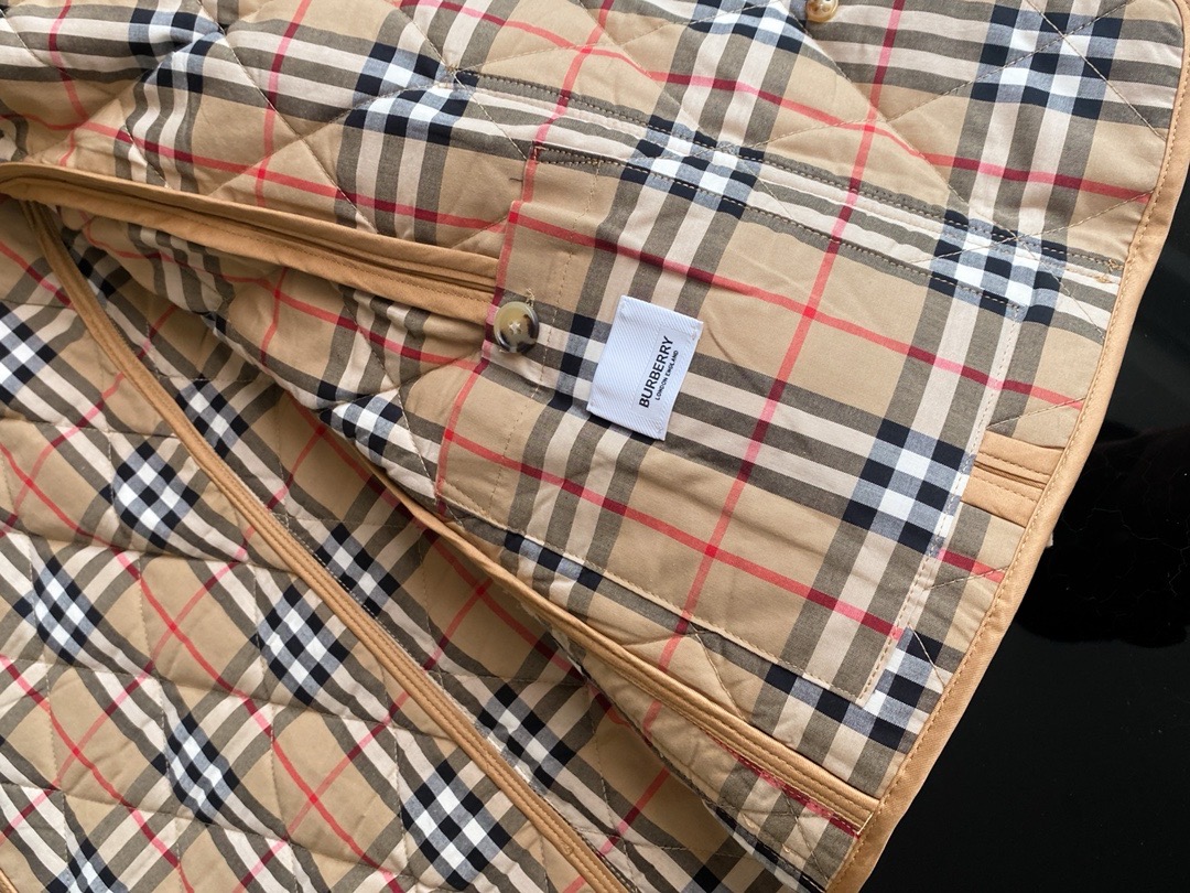 Куртка женская в стиле Burberry бежевого цвета