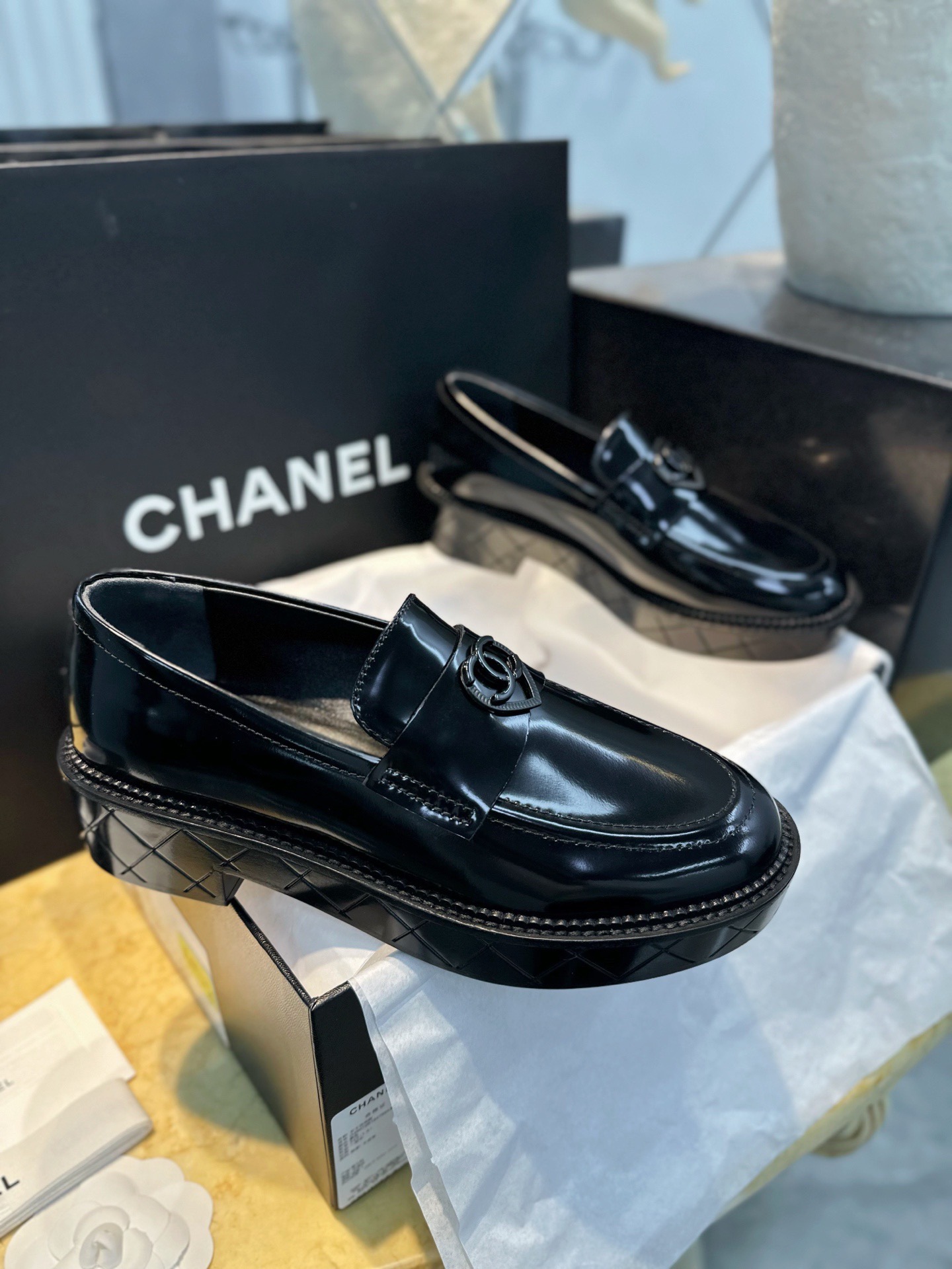 Лоферы женские в стиле Chanel из натуральной кожи черного цвета